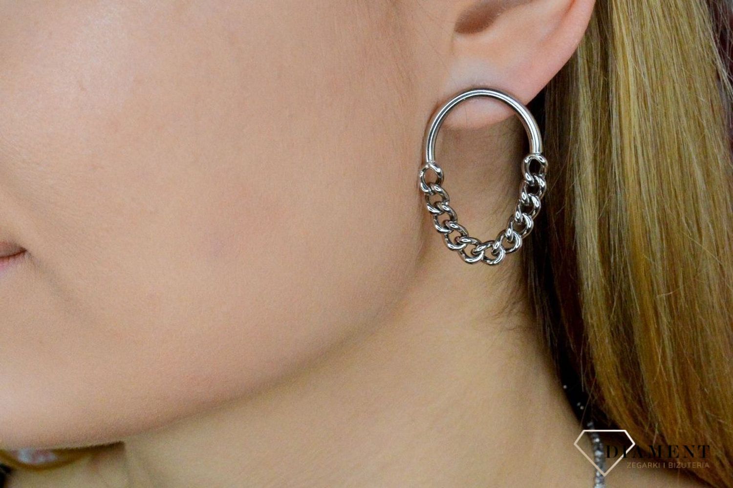 Srebrne kolczyki o nowoczesnym wzorze kółka z łańcuszkiem DIA-KLC-9091-925. Piękne kolczyki z wygodnym zapięciem na sztyft to doskonała propozycja dla osób szukających klasyki w nowym wydaniu. Całość wykonana z najwyższej jakości sreb.jpg