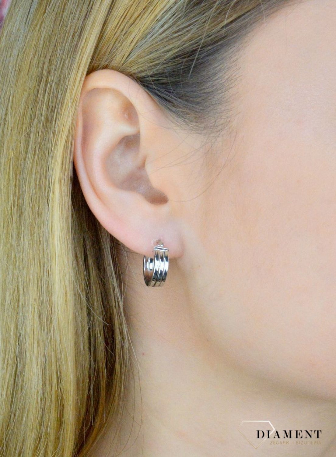 Srebrne kolczyki damskie potrójne 12mm DIA-KLC-9093-925. Piękne kolczyki z wygodnym zapięciem na zatrzask to doskonała propozycja dla osób szukających klasyki w nowym wydaniu. Całość wykonana z najwyższej jakości srebra próby 925.jpg