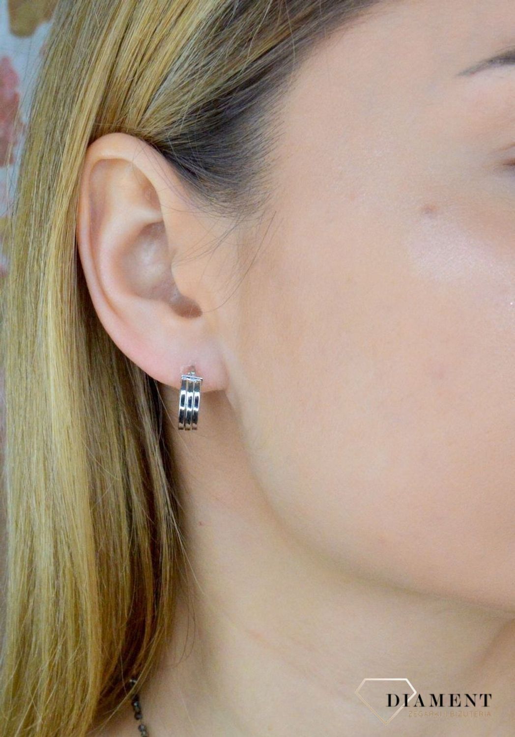 Srebrne kolczyki damskie potrójne 12mm DIA-KLC-9093-925. Piękne kolczyki z wygodnym zapięciem na zatrzask to doskonała propozycja dla osób szukających klasyki w nowym wydaniu. Całość wykonana z najwyższej jakości srebra próby 925.jpg