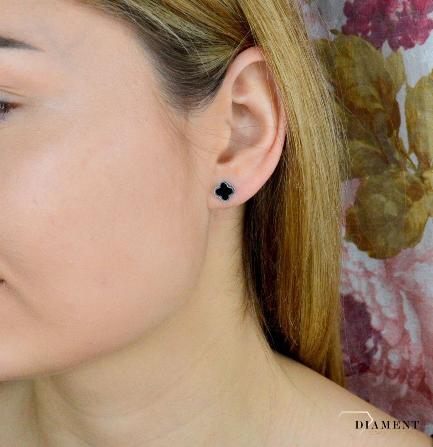 Srebrne kolczyki czarne koniczynki DIA-KLC-9104-925. Piękne kolczyki z wygodnym zapięciem na sztyft to doskonała propozycja dla osób szukających klasyki w nowym wydaniu. Całość wykonana z najwyższej jakości srebra próby 925.jpg