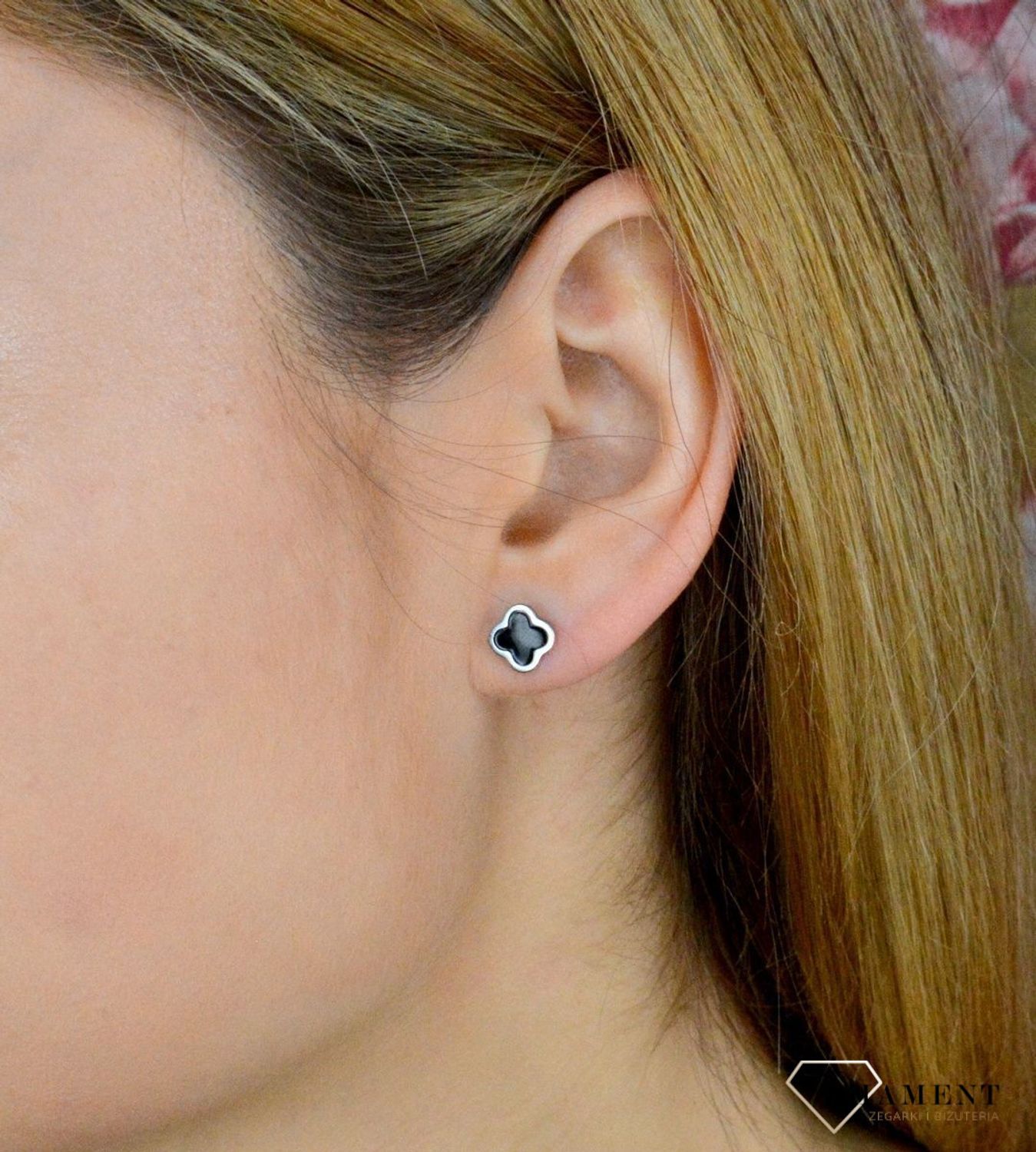 Srebrne kolczyki czarne koniczynki DIA-KLC-9104-925. Piękne kolczyki z wygodnym zapięciem na sztyft to doskonała propozycja dla osób szukających klasyki w nowym wydaniu. Całość wykonana z najwyższej jakości srebra próby 925.jpg