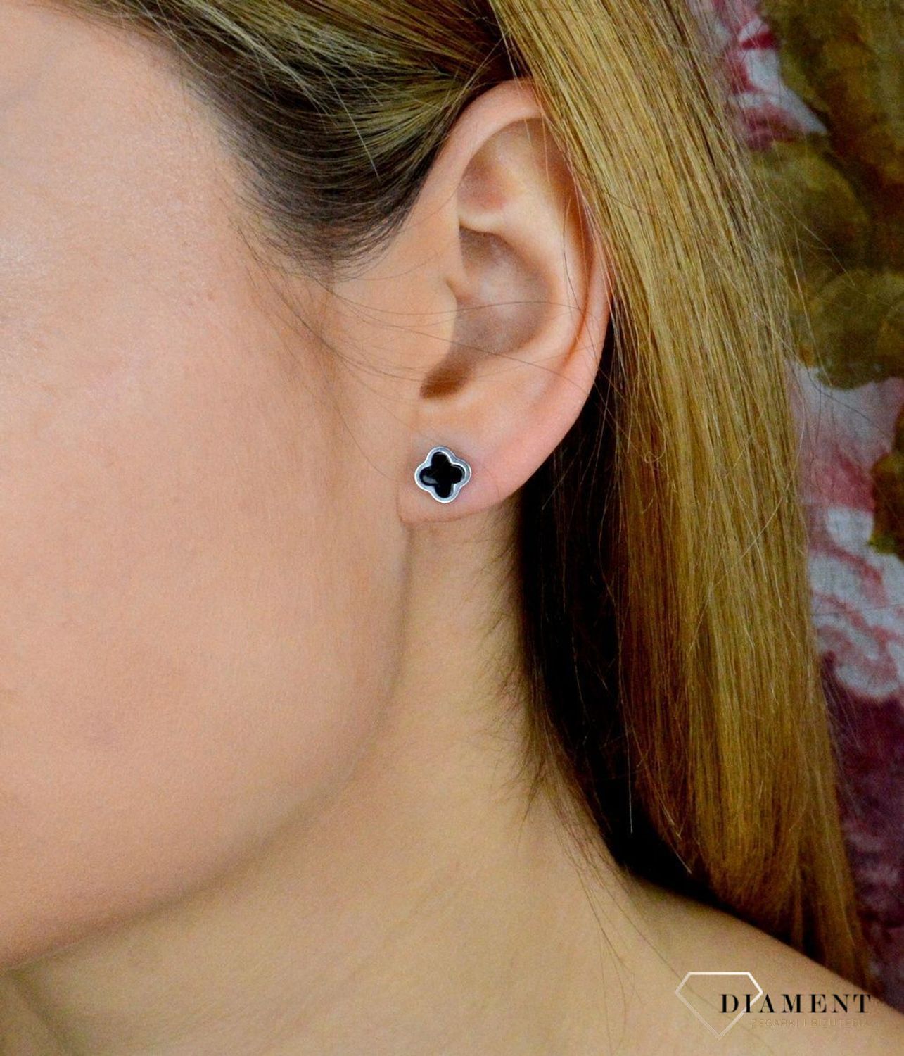 Srebrne kolczyki czarne koniczynki DIA-KLC-9104-925. Piękne kolczyki z wygodnym zapięciem na sztyft to doskonała propozycja dla osób szukających klasyki w nowym wydaniu. Całość wykonana z najwyższej jakości srebra próby 925.jpg