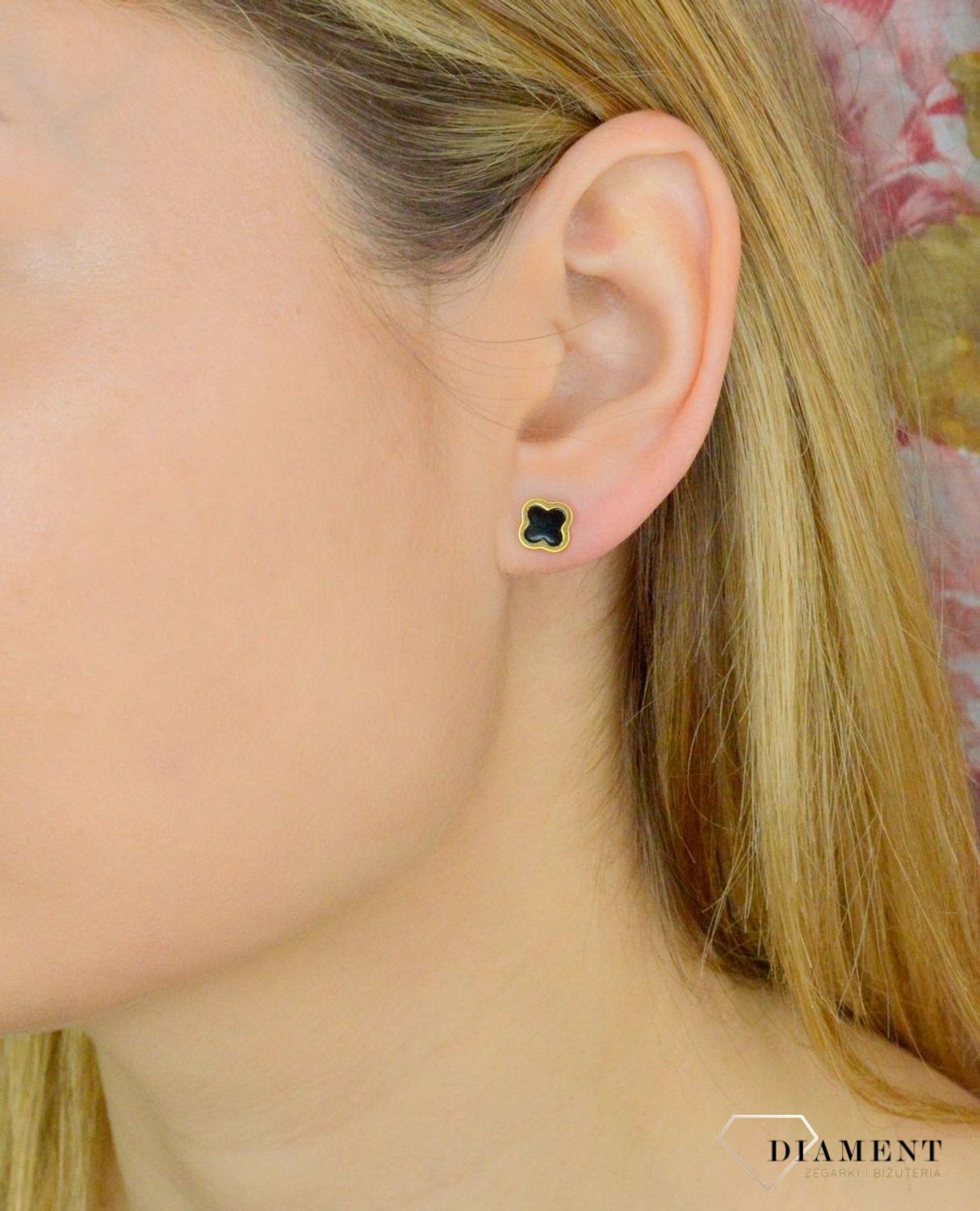 Srebrne kolczyki czarne koniczynki pokryte złotem DIA-KLC-9104Z-925. Piękne kolczyki z wygodnym zapięciem na sztyft to doskonała propozycja dla osób szukających klasyki w nowym wydaniu. Całość wykonana z najwyższej jakości srebra prób.jpg