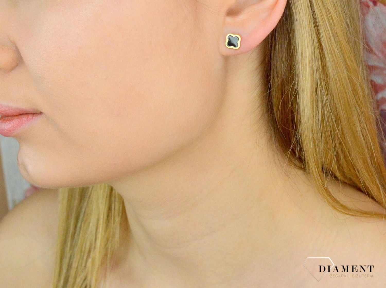 Srebrne kolczyki czarne koniczynki pokryte złotem DIA-KLC-9104Z-925. Piękne kolczyki z wygodnym zapięciem na sztyft to doskonała propozycja dla osób szukających klasyki w nowym wydaniu. Całość wykonana z najwyższej jakości srebra prób.jpg