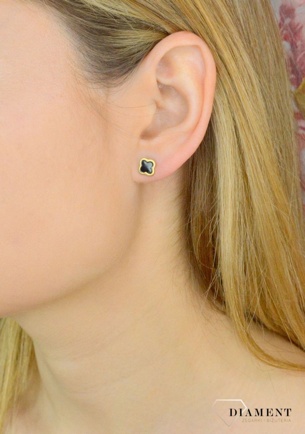 Srebrne kolczyki czarne koniczynki pokryte złotem DIA-KLC-9104Z-925. Piękne kolczyki z wygodnym zapięciem na sztyft to doskonała propozycja dla osób szukających klasyki w nowym wydaniu. Całość wykonana z najwyższej jakości srebra prób.jpg