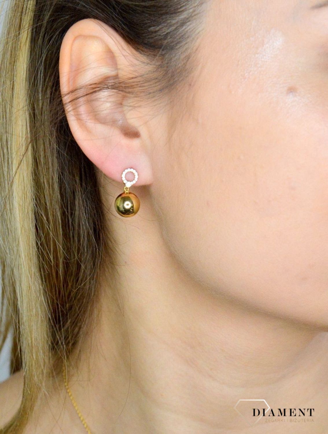 Złote kolczyki 333 kulki z cyrkoniami DIA-KLC-9143-333. Delikatne kolczyki w formie gładkich kulek z cyrkoniami. Kolczyki zostały wykonane z najwyższej jakości 8-karatowego żółtego złota, próba 333. Kolczyki posiadają wygodne.jpg