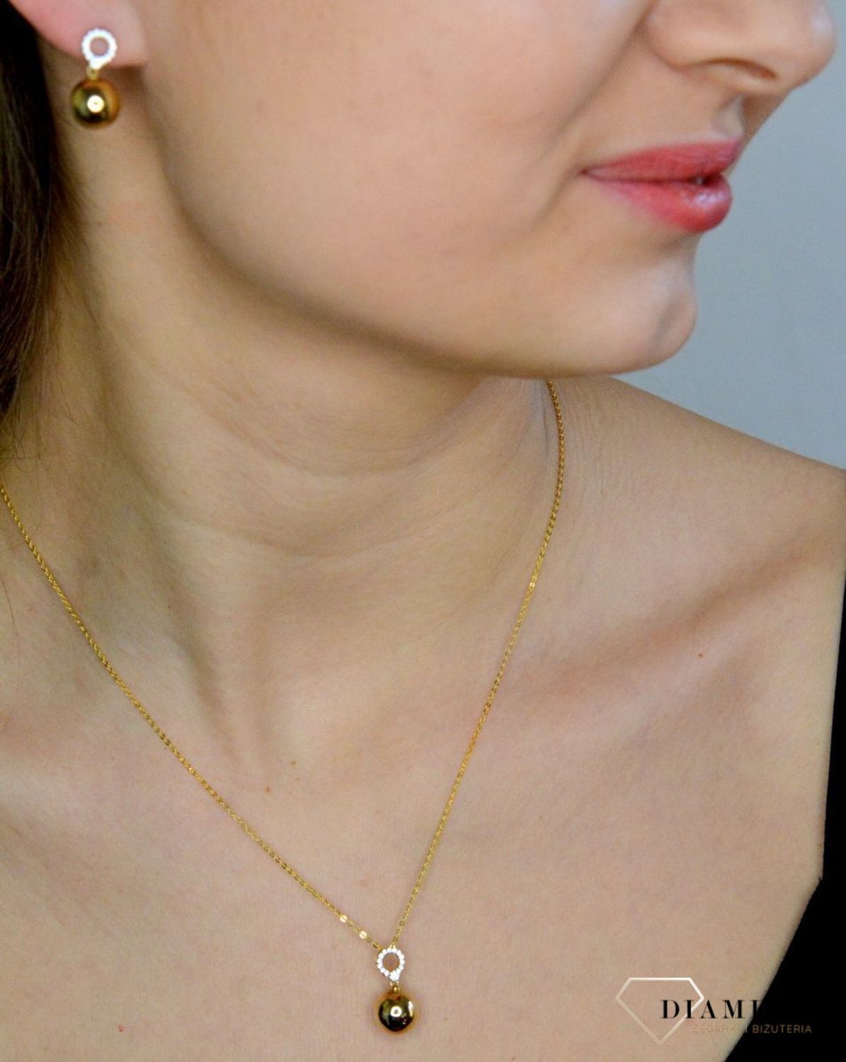 Złote kolczyki 333 kulki z cyrkoniami DIA-KLC-9143-333. Delikatne kolczyki w formie gładkich kulek z cyrkoniami. Kolczyki zostały wykonane z najwyższej jakości 8-karatowego żółtego złota, próba 333. Kolczyki posiadają wygodne.jpg