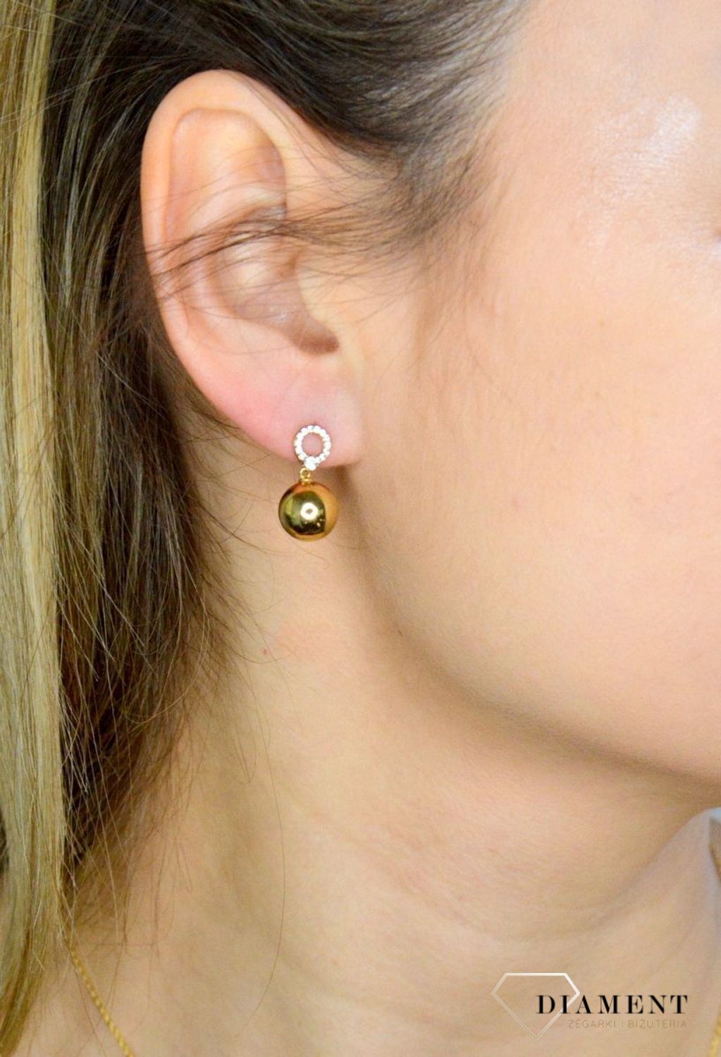 Złote kolczyki 333 kulki z cyrkoniami DIA-KLC-9143-333. Delikatne kolczyki w formie gładkich kulek z cyrkoniami. Kolczyki zostały wykonane z najwyższej jakości 8-karatowego żółtego złota, próba 333. Kolczyki posiadają wygodne.jpg