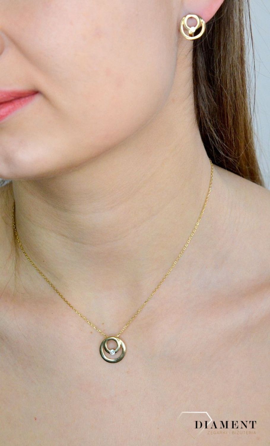 Złote kolczyki 333 kółeczka z zapięciem angielskim DIA-KLC-9145-333.  Wyjątkowe kolczyki inspirowane motywem koła ukazują kolejną odsłonę biżuterii, w której został przełamany ponadczasowym blaskiem wyjątkowego kruszcu. Delika.jpg