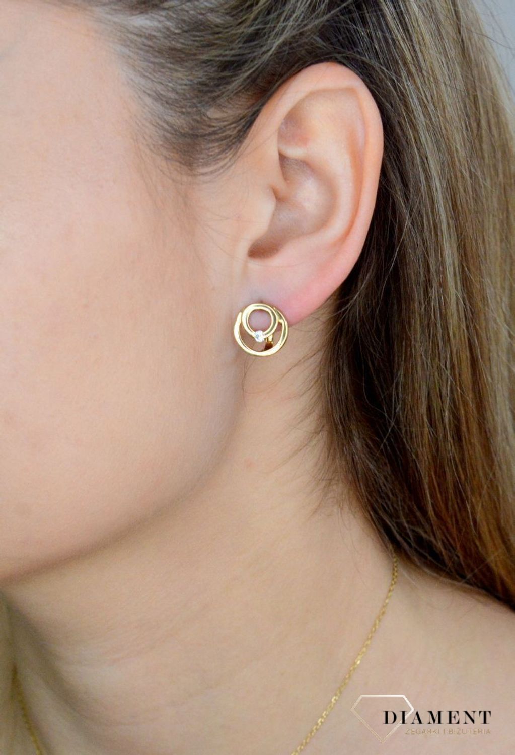 Złote kolczyki 333 kółeczka z zapięciem angielskim DIA-KLC-9145-333.  Wyjątkowe kolczyki inspirowane motywem koła ukazują kolejną odsłonę biżuterii, w której został przełamany ponadczasowym blaskiem wyjątkowego kruszcu. Delika.jpg