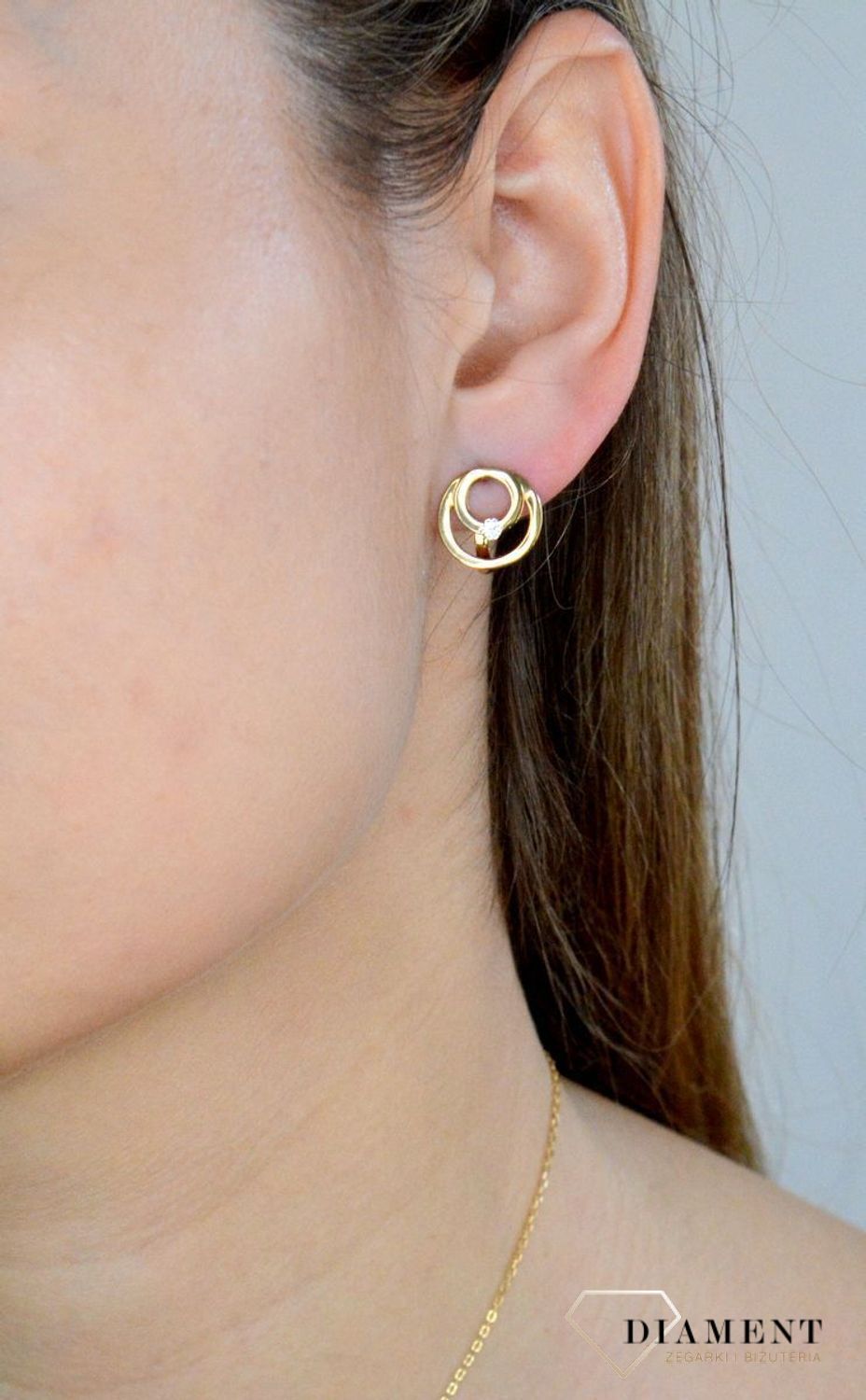 Złote kolczyki 333 kółeczka z zapięciem angielskim DIA-KLC-9145-333.  Wyjątkowe kolczyki inspirowane motywem koła ukazują kolejną odsłonę biżuterii, w której został przełamany ponadczasowym blaskiem wyjątkowego kruszcu. Delika.jpg