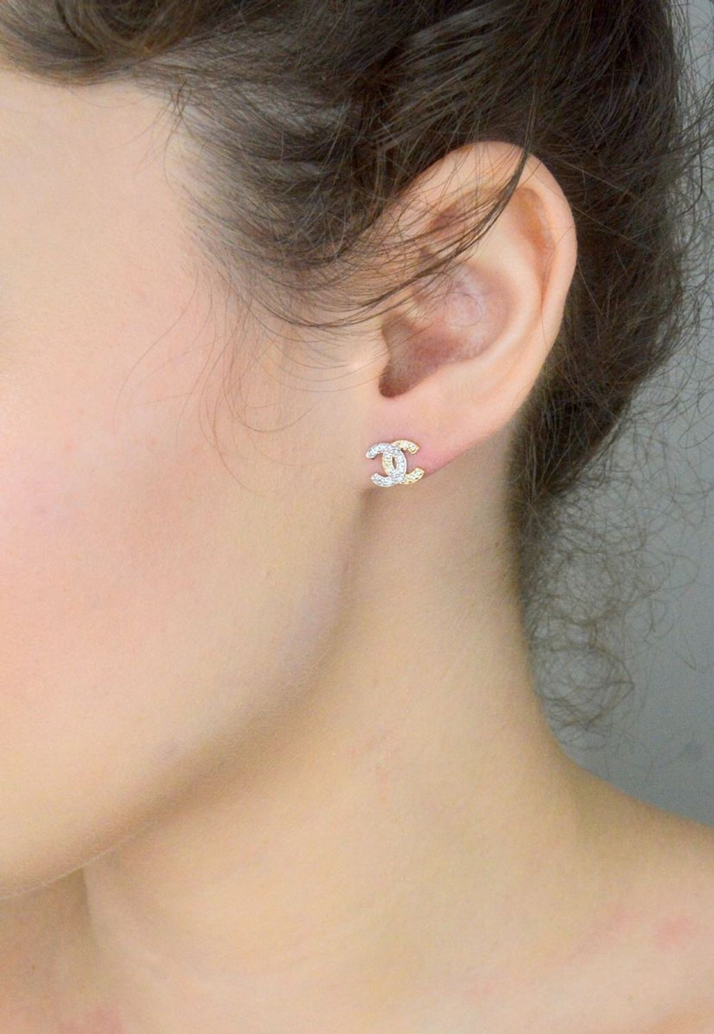 Złote kolczyki 585 modny wzór chanelki z cyrkonią białą DIA-KLC-9146-585 Złote kolczyki zostały wykonane z najwyższej jakości złota próby 585. Złote kolczyki zostały ozdobione drobną 1.jpg