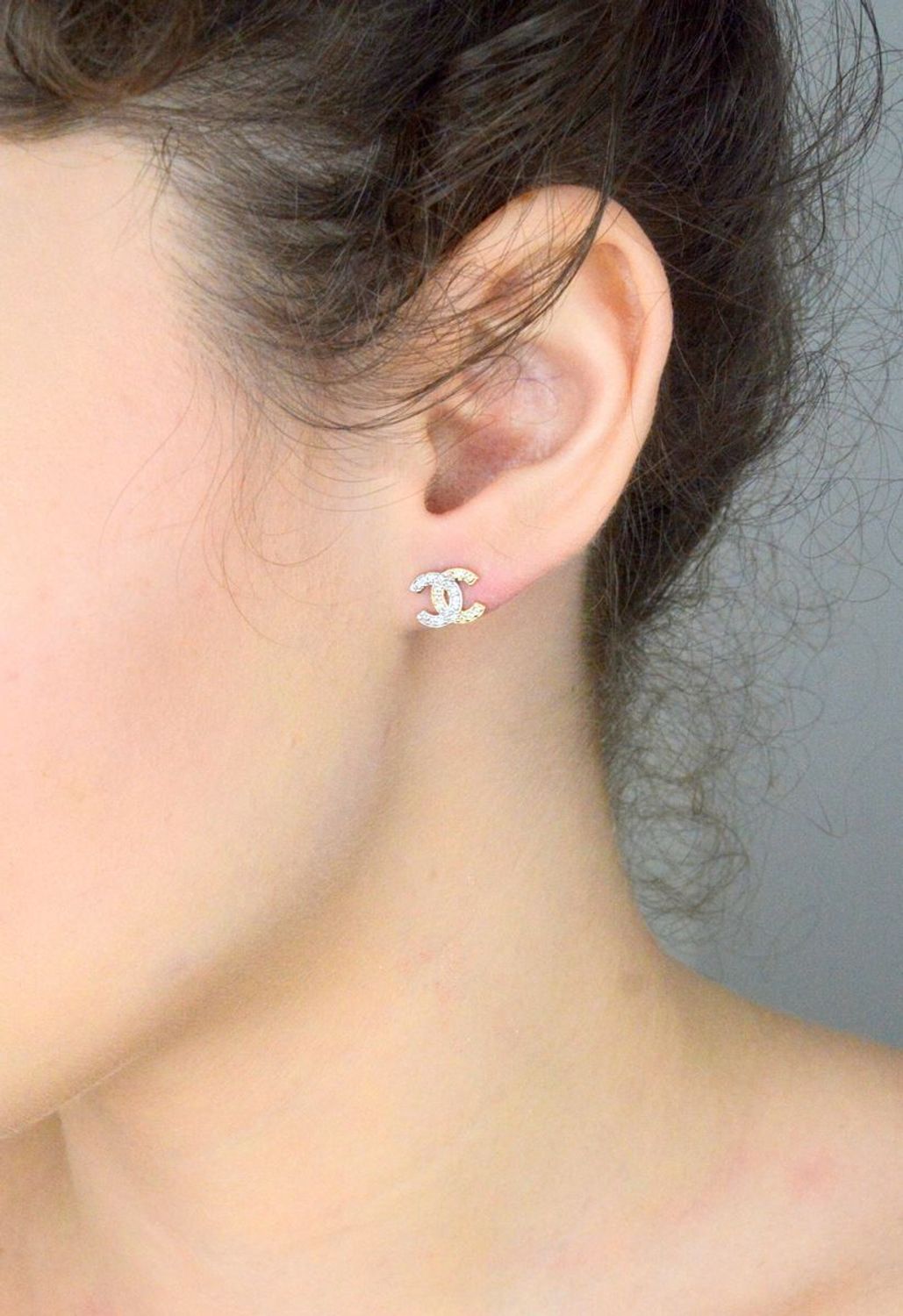 Złote kolczyki 585 modny wzór chanelki z cyrkonią białą DIA-KLC-9146-585 Złote kolczyki zostały wykonane z najwyższej jakości złota próby 585. Złote kolczyki zostały ozdobione drobną 1.jpg