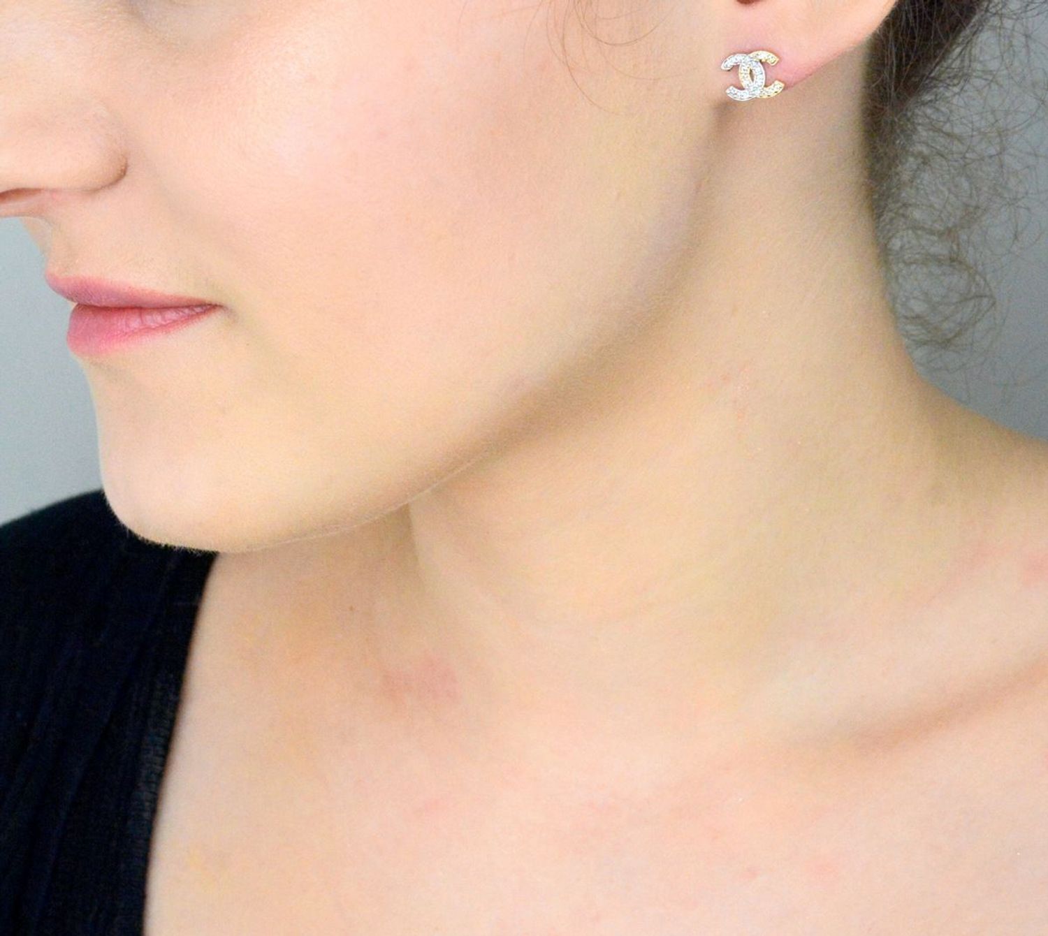 Złote kolczyki 585 modny wzór chanelki z cyrkonią białą DIA-KLC-9146-585 Złote kolczyki zostały wykonane z najwyższej jakości złota próby 585. Złote kolczyki zostały ozdobione drobną 1.jpg