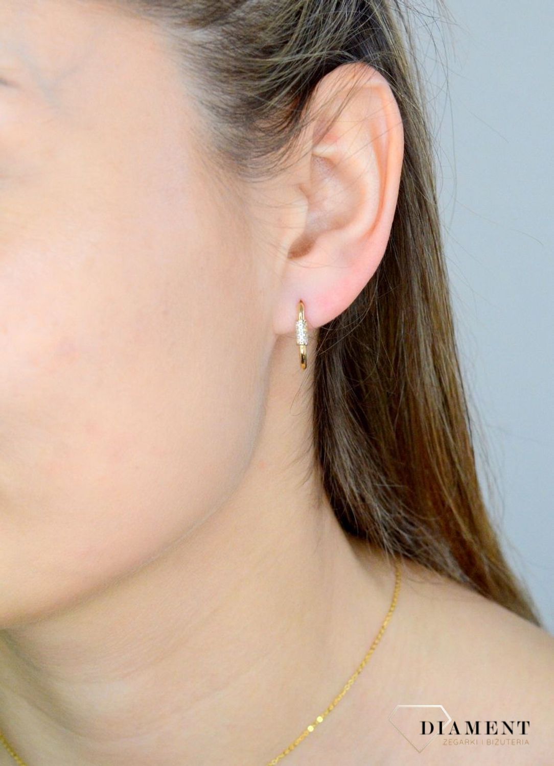 Złote kolczyki 585 o podłużnym kształcie z cyrkoniami DIA-KLC-9359-585.jpg