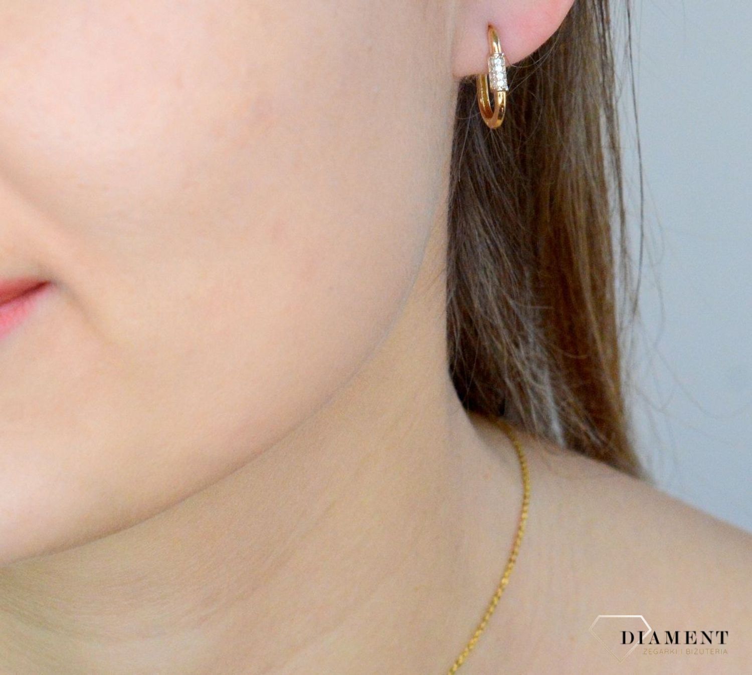 Złote kolczyki 585 o podłużnym kształcie z cyrkoniami DIA-KLC-9359-585.jpg
