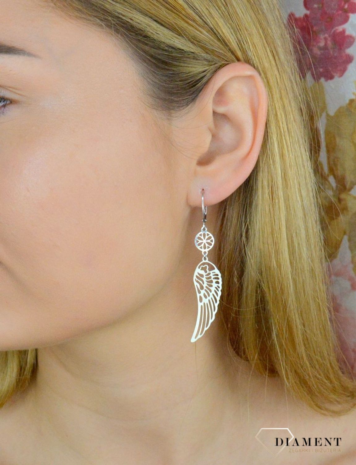 Srebrne kolczyki wiszące skrzydła ażurowe DIA-KLC-9368-925. Kolczyki w ażurowy wzór skrzydełek. Piękne kolczyki z wygodnym zapięciem na bigiel to doskonała propozycja dla osób szukających gustownej klasyki. Biżuteria to świetn.jpg