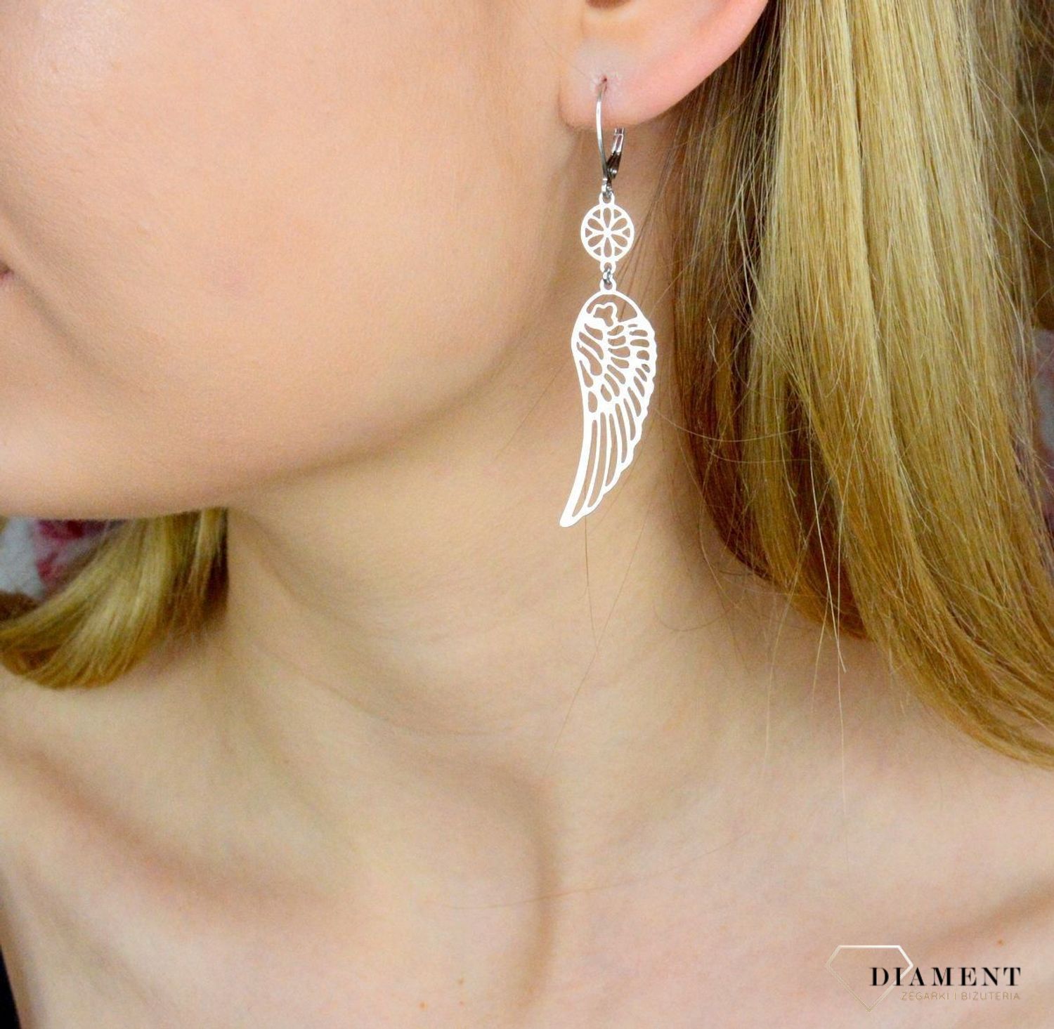 Srebrne kolczyki wiszące skrzydła ażurowe DIA-KLC-9368-925. Kolczyki w ażurowy wzór skrzydełek. Piękne kolczyki z wygodnym zapięciem na bigiel to doskonała propozycja dla osób szukających gustownej klasyki. Biżuteria to świetn.jpg