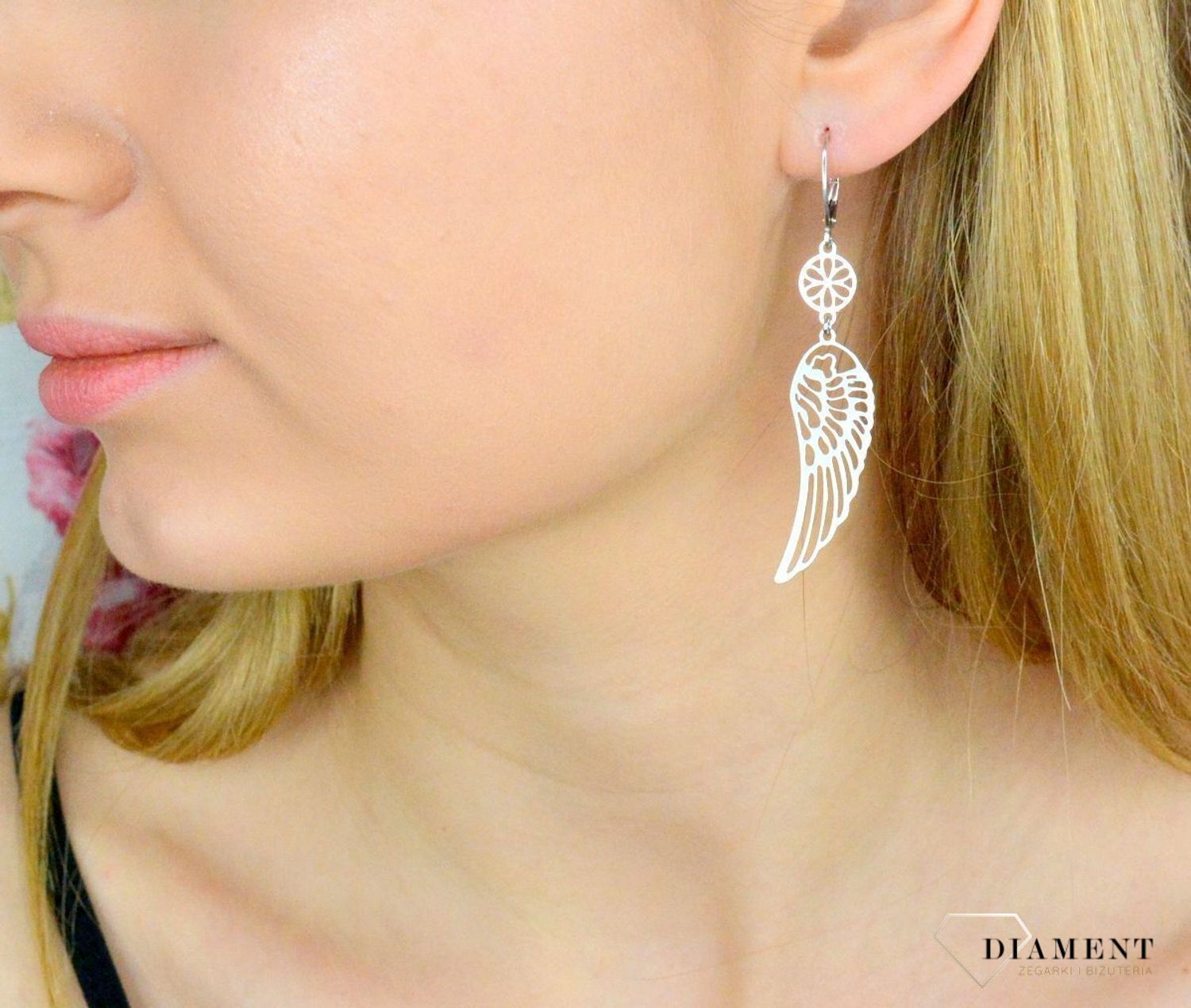 Srebrne kolczyki wiszące skrzydła ażurowe DIA-KLC-9368-925. Kolczyki w ażurowy wzór skrzydełek. Piękne kolczyki z wygodnym zapięciem na bigiel to doskonała propozycja dla osób szukających gustownej klasyki. Biżuteria to świetn.jpg