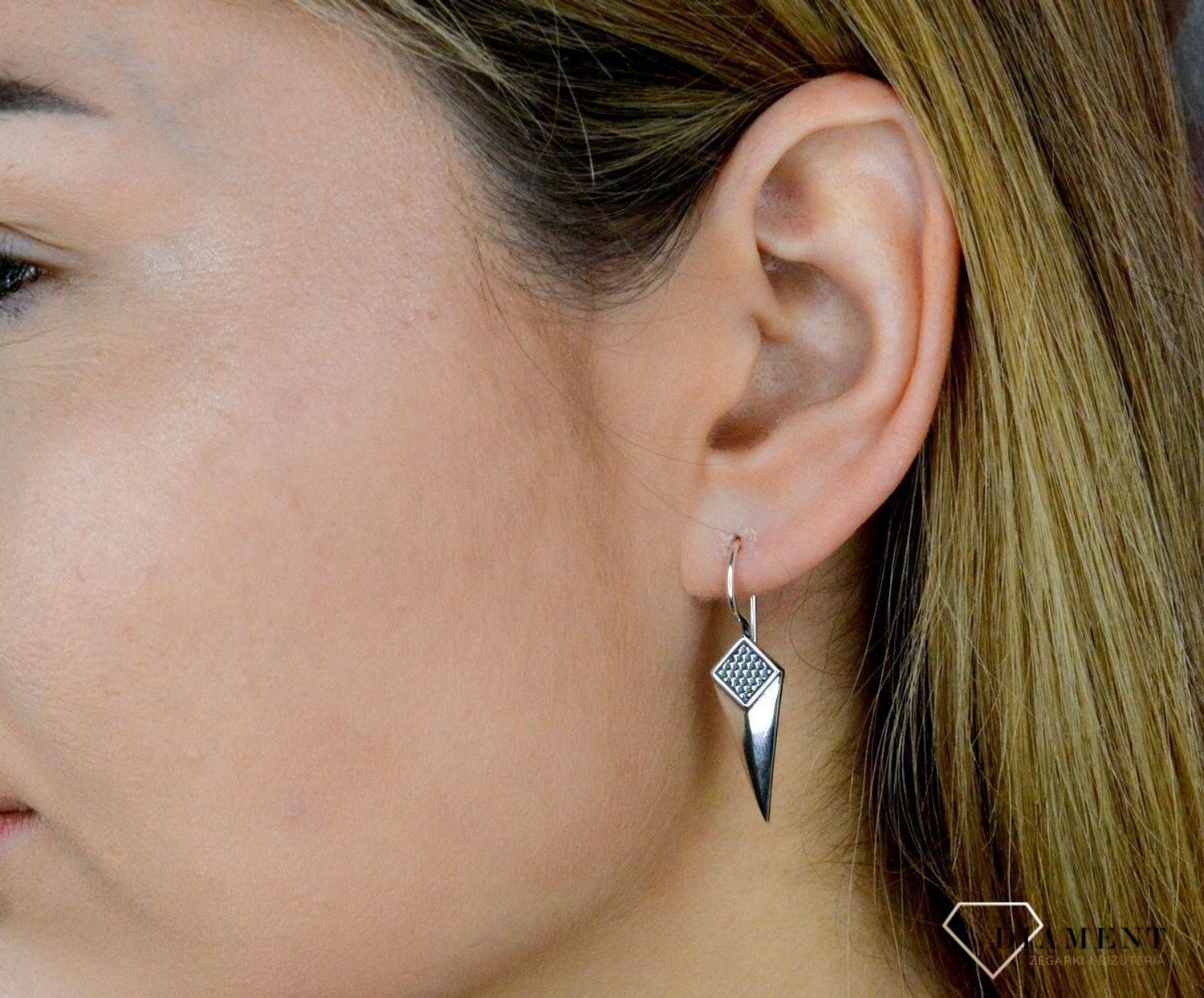 Srebrne kolczyki wiszące o podłużnym kształcie DIA-KLC-9369-925. Kolczyki o podłużnym geometrycznym kształcie. Piękne kolczyki z wygodnym zapięciem na bigiel to doskonała propozycja dla osób szukających gustownej klasyki. Kolc.jpg