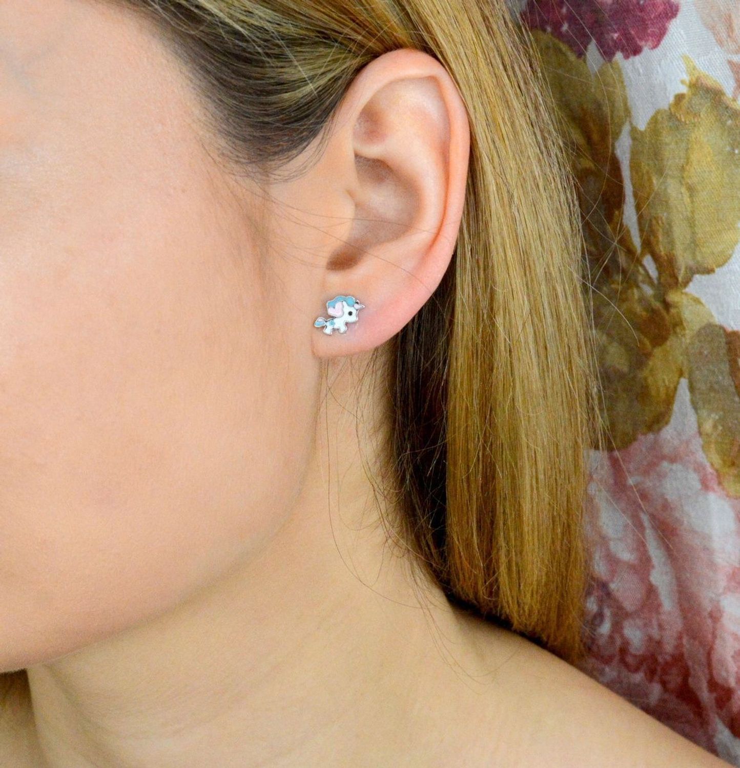 Srebrne kolczyki dla dziewczynki pastelowe jednorożce DIA-KLC-9371-925. . Kolczyki wykonane z najwyższej jakości srebra próby 925. Kolczyki zostały ozdobione kolorową emalią. Idealny prezent dla małej modnisi. Nasze piękne kol.jpg