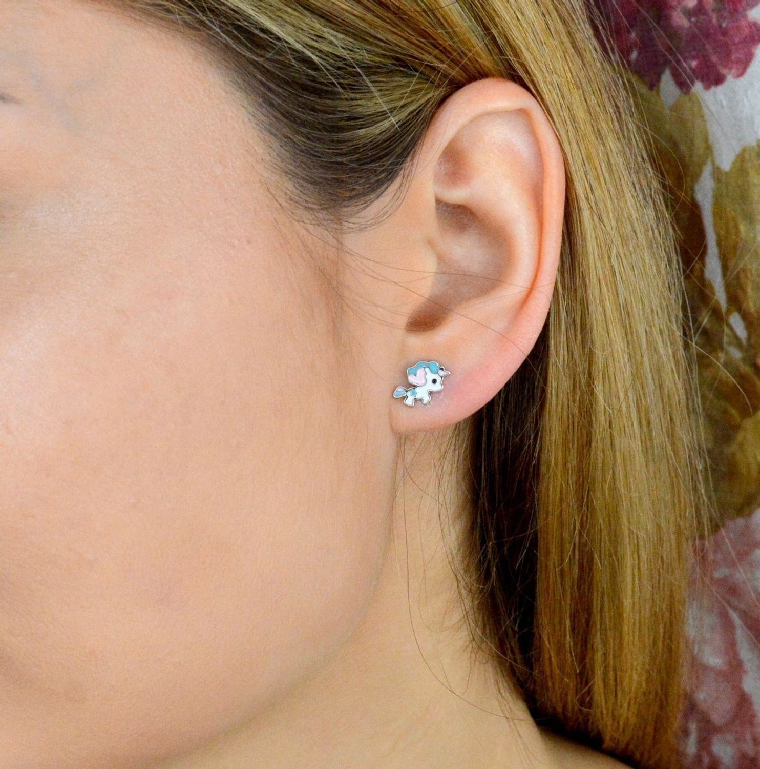 Srebrne kolczyki dla dziewczynki pastelowe jednorożce DIA-KLC-9371-925. . Kolczyki wykonane z najwyższej jakości srebra próby 925. Kolczyki zostały ozdobione kolorową emalią. Idealny prezent dla małej modnisi. Nasze piękne kol.jpg