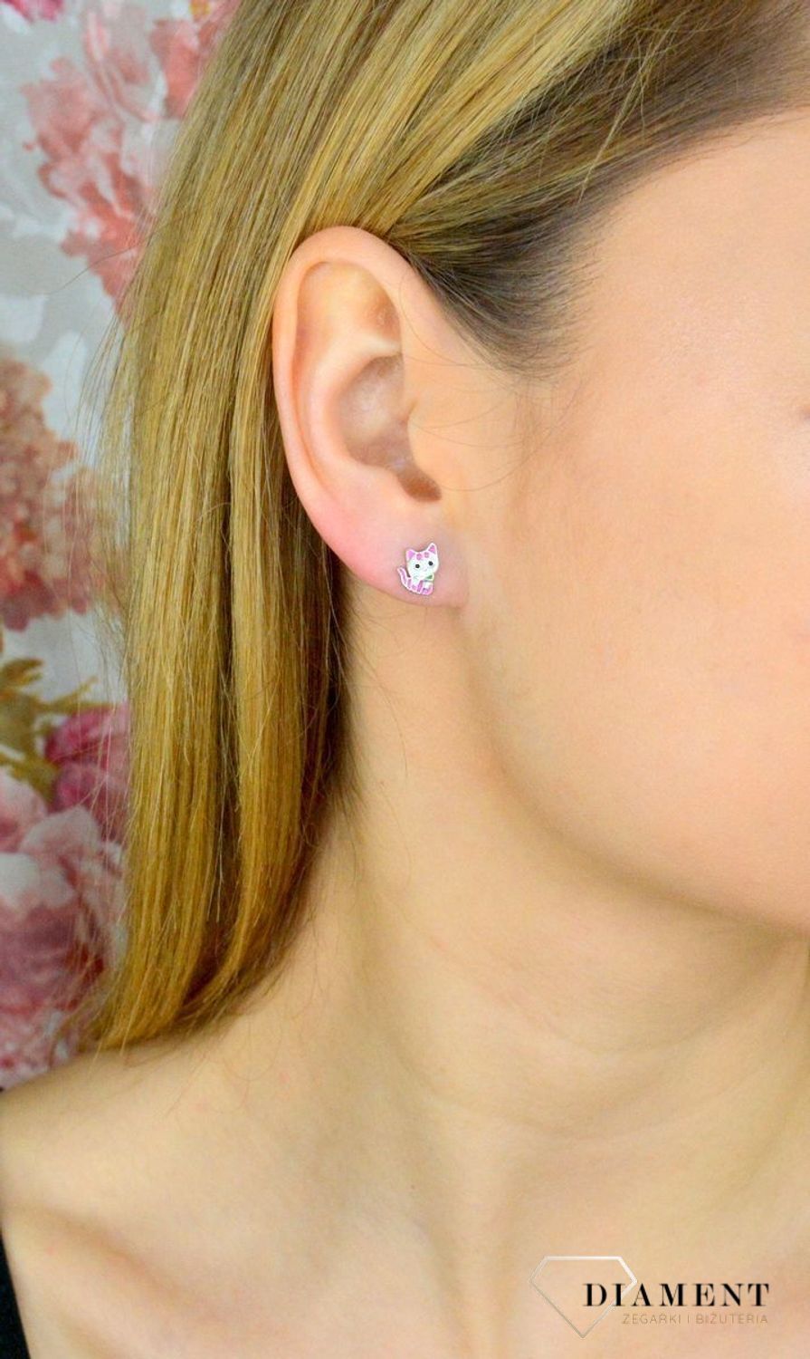Kolczyki wykonane z najwyższej jakości srebra próby 925. Kolczyki zostały ozdobione emalią w różowym i białymkolorze. Idealny prezent dla małej modnisi..jpg