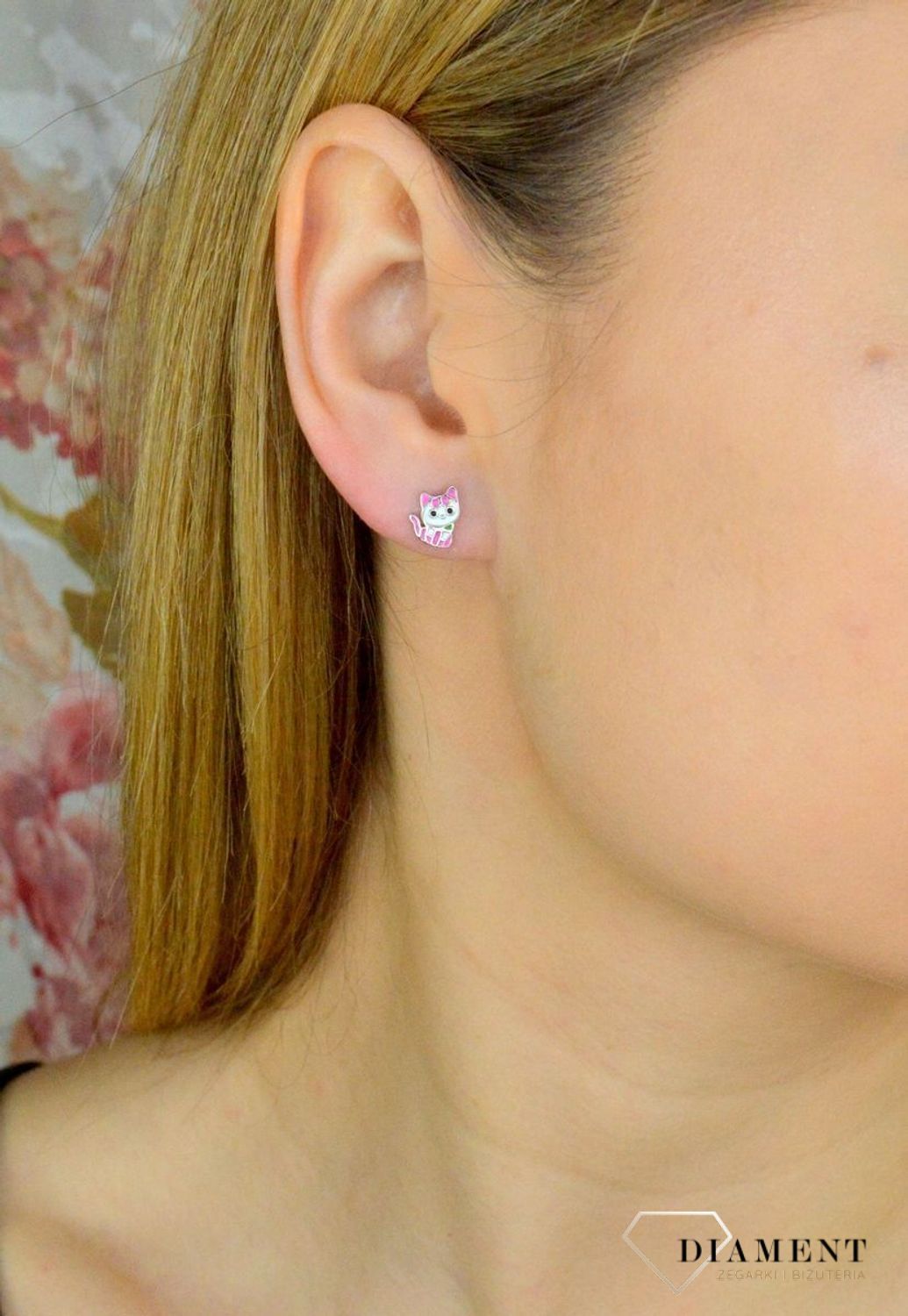 Kolczyki wykonane z najwyższej jakości srebra próby 925. Kolczyki zostały ozdobione emalią w różowym i białymkolorze. Idealny prezent dla małej modnisi..jpg