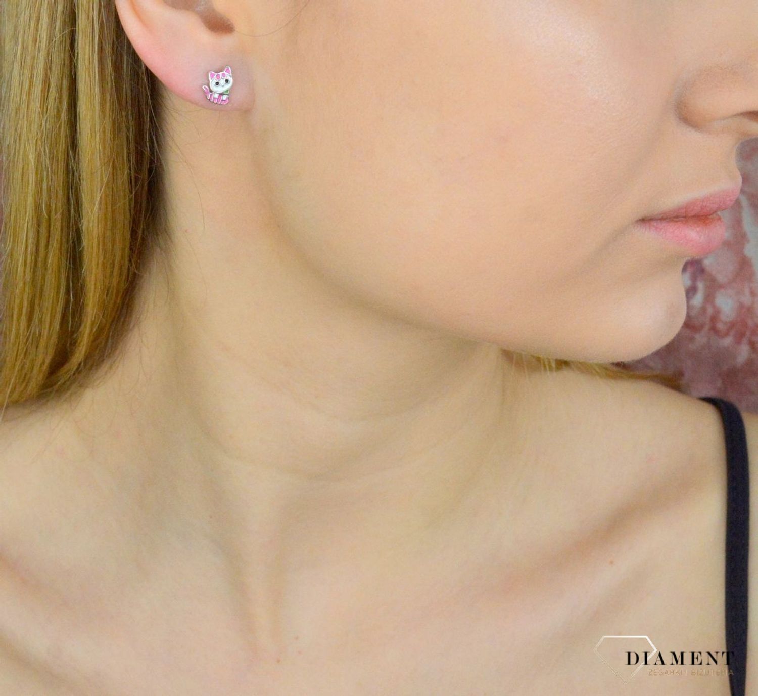 Kolczyki wykonane z najwyższej jakości srebra próby 925. Kolczyki zostały ozdobione emalią w różowym i białymkolorze. Idealny prezent dla małej modnisi..jpg