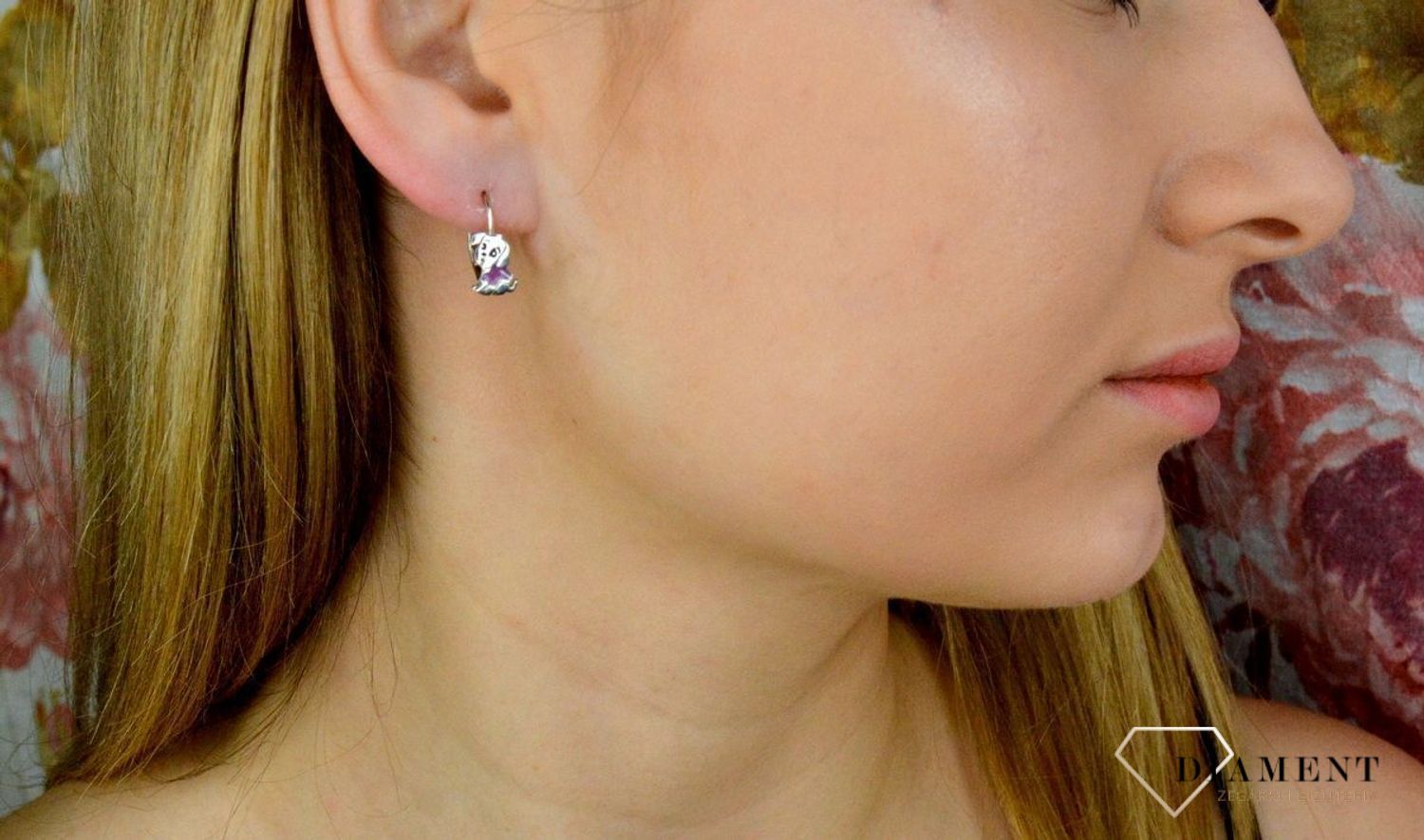 Srebrne kolczyki dla dziewczynki pieski DIA-KLC-9373-925. Kolczyki wykonane z najwyższej jakości srebra próby 925. Kolczyki zostały ozdobione różową emalią. Idealny prezent dla małej modnisi. Piękne kolczyki dla dziewczynki..jpg