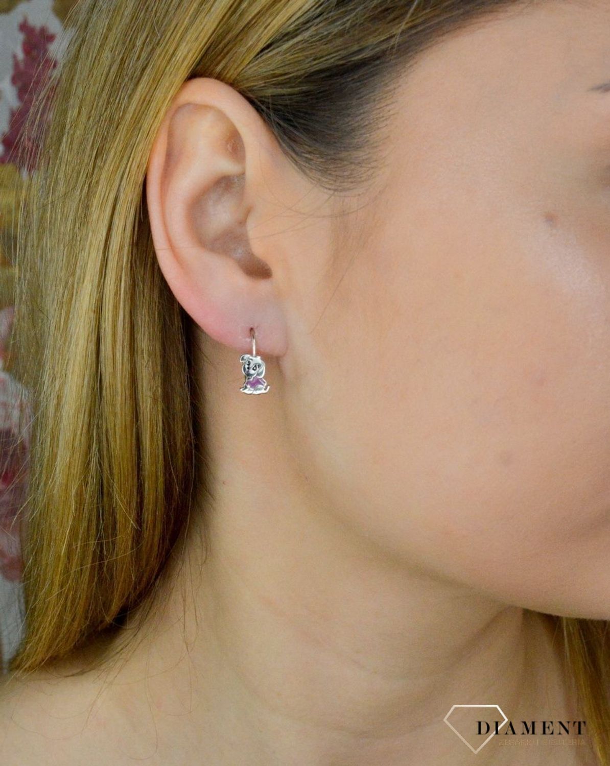 Srebrne kolczyki dla dziewczynki pieski DIA-KLC-9373-925. Kolczyki wykonane z najwyższej jakości srebra próby 925. Kolczyki zostały ozdobione różową emalią. Idealny prezent dla małej modnisi. Piękne kolczyki dla dziewczynki..jpg