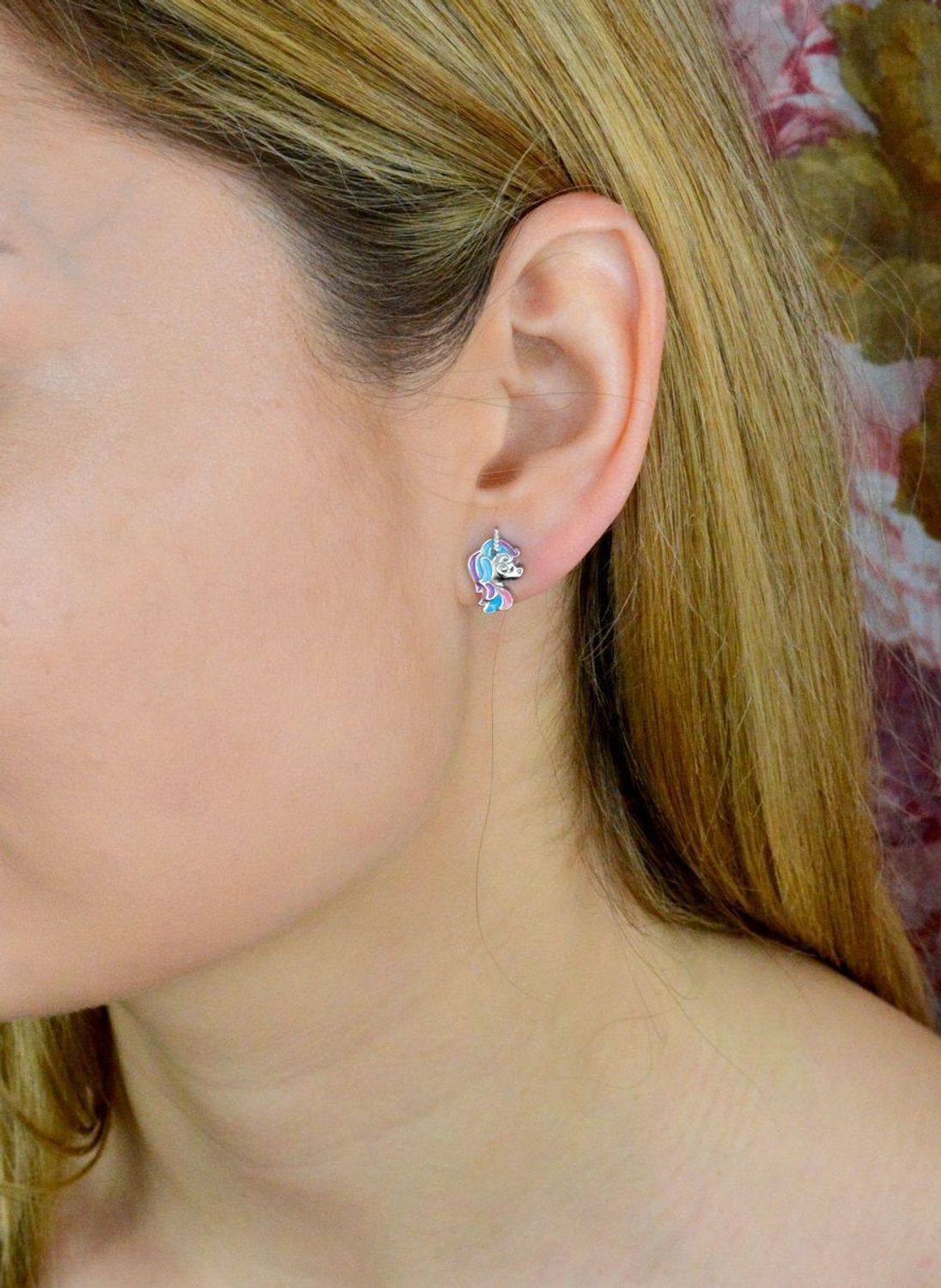 Srebrne kolczyki dla dziewczynki pieski ''Kolorowe pudelki' DIA-KLC-9375-925. Śliczne kolczyki z dziecięcej kolekcji w kształcie piesków rasy pudelek. Kolczyki wykonane z najwyższej jakości srebra próby 925. Kolczyki zostały o.jpg