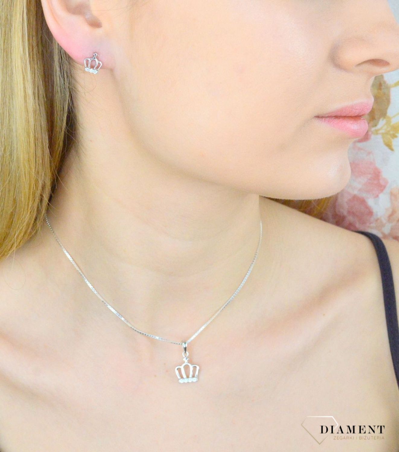 Srebrne kolczyki korona z cyrkoniami wkrętki DIA-KLC-9403-925. Drobne kolczyki wysadzane cyrkoniami to doskonała propozycja dla osób szukających modnych, minimalistycznych dodatków. Kolczyki z wygodnym zapięciem na szty.jpg