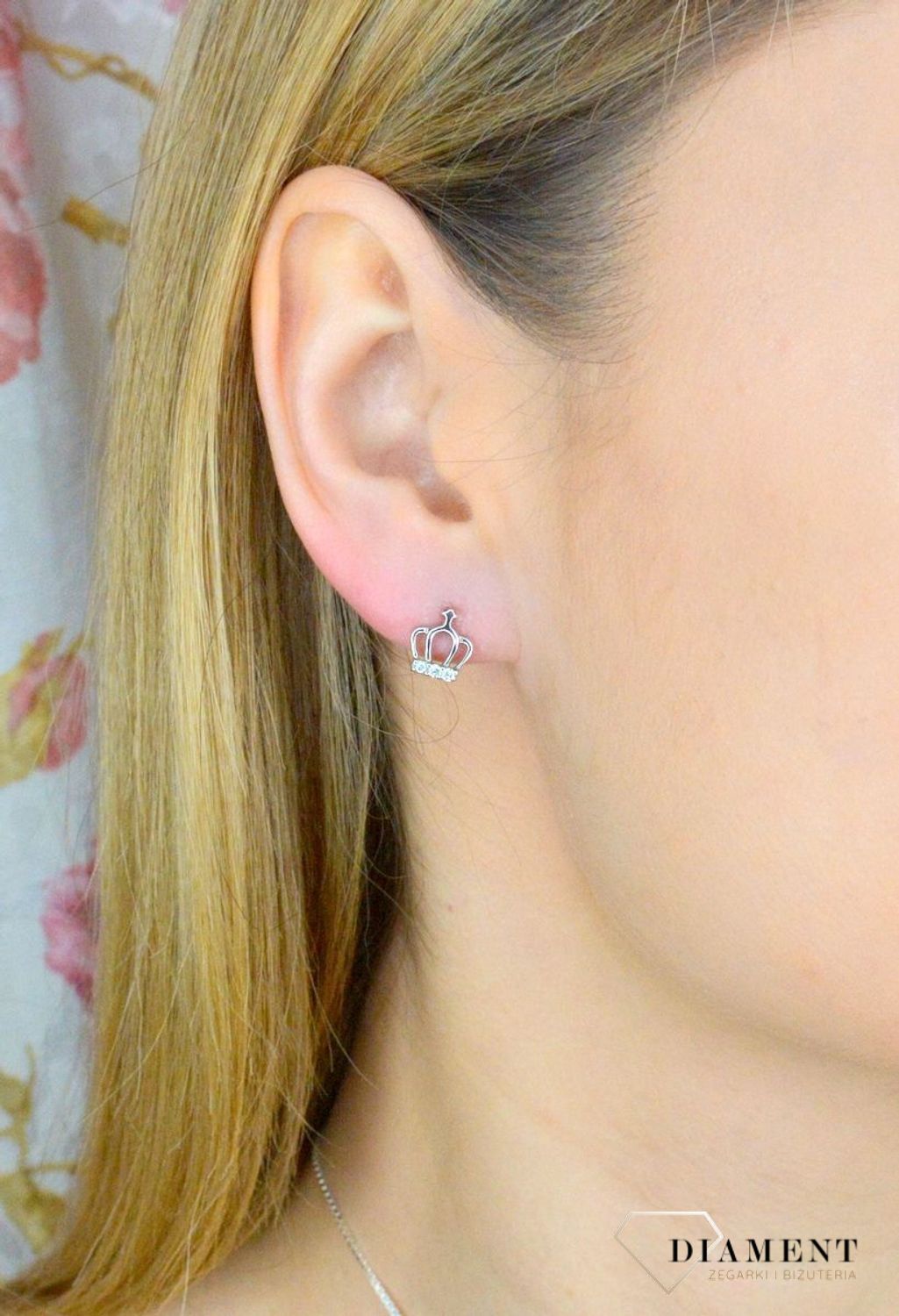 Srebrne kolczyki korona z cyrkoniami wkrętki DIA-KLC-9403-925. Drobne kolczyki wysadzane cyrkoniami to doskonała propozycja dla osób szukających modnych, minimalistycznych dodatków. Kolczyki z wygodnym zapięciem na szty.jpg