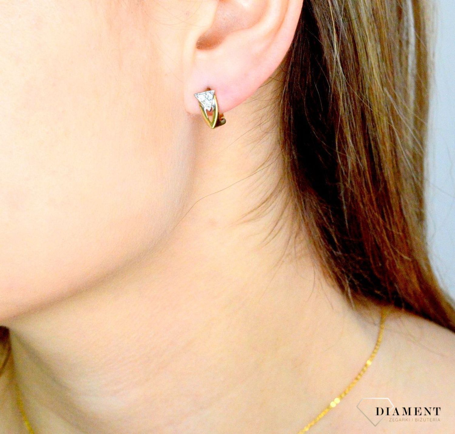 Złote kolczyki 333 ozdobione błyszczącą cyrkonią DIA-KLC-9406-333. Kolczyki to dodatek idealny dla kobiet w każdym wieku.Kolczyki zostały wykonane z złota próba 333 i posiadają wygodne zapięcie angielskie..jpg