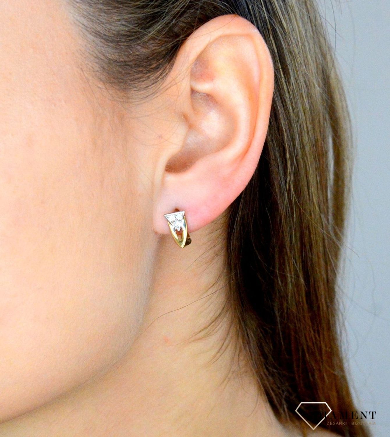 Złote kolczyki 333 ozdobione błyszczącą cyrkonią DIA-KLC-9406-333. Kolczyki to dodatek idealny dla kobiet w każdym wieku.Kolczyki zostały wykonane z złota próba 333 i posiadają wygodne zapięcie angielskie..jpg