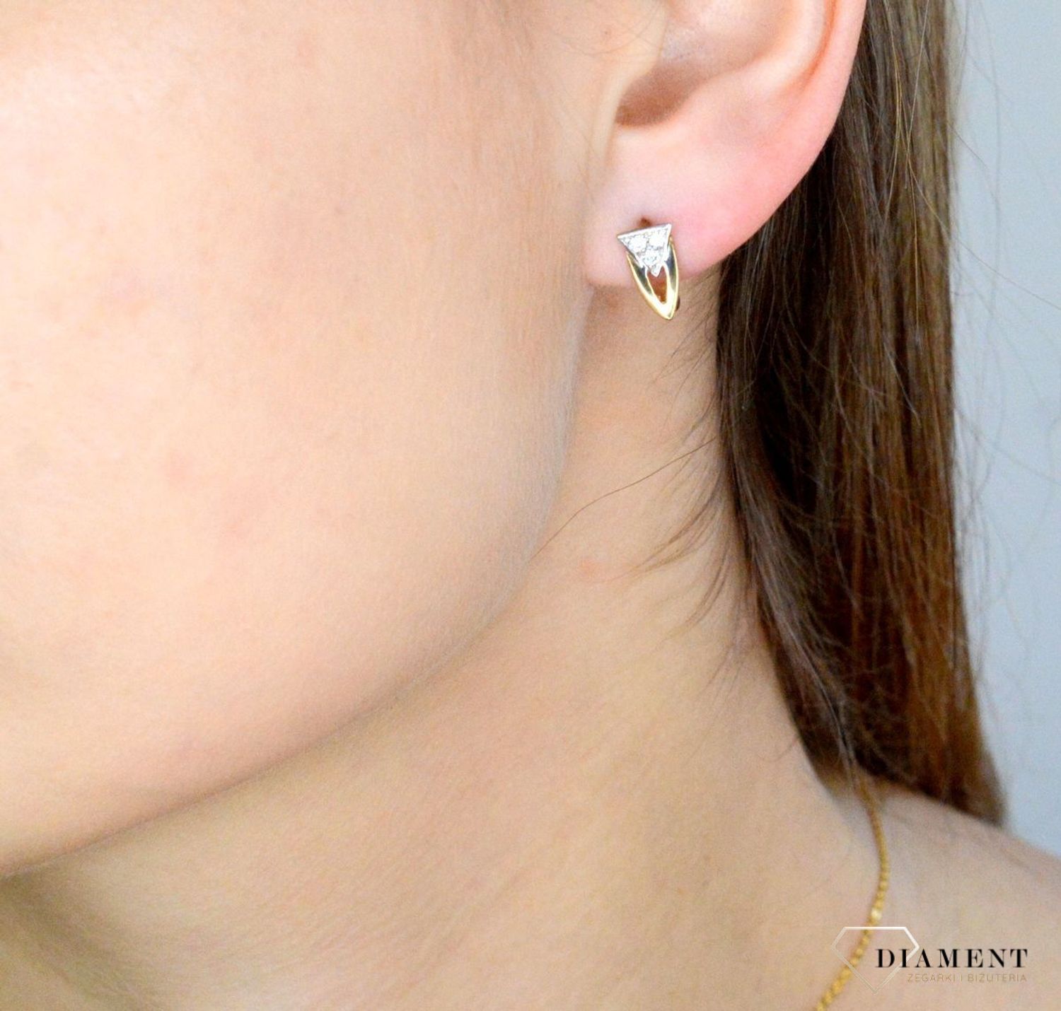 Złote kolczyki 333 ozdobione błyszczącą cyrkonią DIA-KLC-9406-333. Kolczyki to dodatek idealny dla kobiet w każdym wieku.Kolczyki zostały wykonane z złota próba 333 i posiadają wygodne zapięcie angielskie..jpg