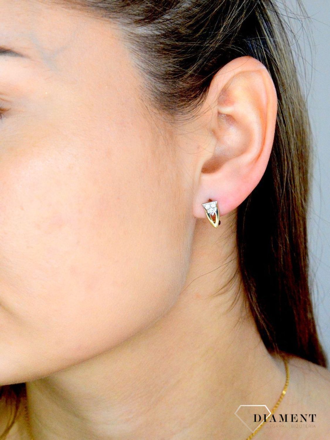 Złote kolczyki 333 ozdobione błyszczącą cyrkonią DIA-KLC-9406-333. Kolczyki to dodatek idealny dla kobiet w każdym wieku.Kolczyki zostały wykonane z złota próba 333 i posiadają wygodne zapięcie angielskie..jpg