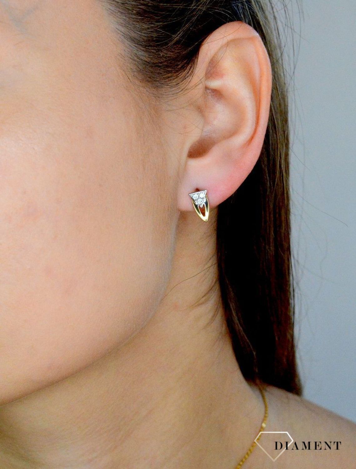 Złote kolczyki 333 ozdobione błyszczącą cyrkonią DIA-KLC-9406-333. Kolczyki to dodatek idealny dla kobiet w każdym wieku.Kolczyki zostały wykonane z złota próba 333 i posiadają wygodne zapięcie angielskie..jpg