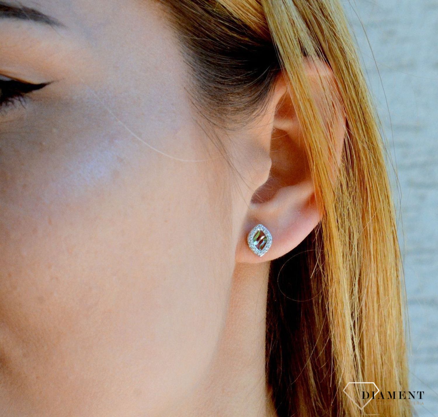 Srebrne kolczyki w kształcie łezki z cyrkoniami wkrętki DIA-KLC-9412-925. Kolczyki o kształcie łezki z cyrkoniami. Piękne kolczyki z wygodnym zapięciem na sztyft to doskonała propozycja dla osób szukających gustownej klasyki..jpg