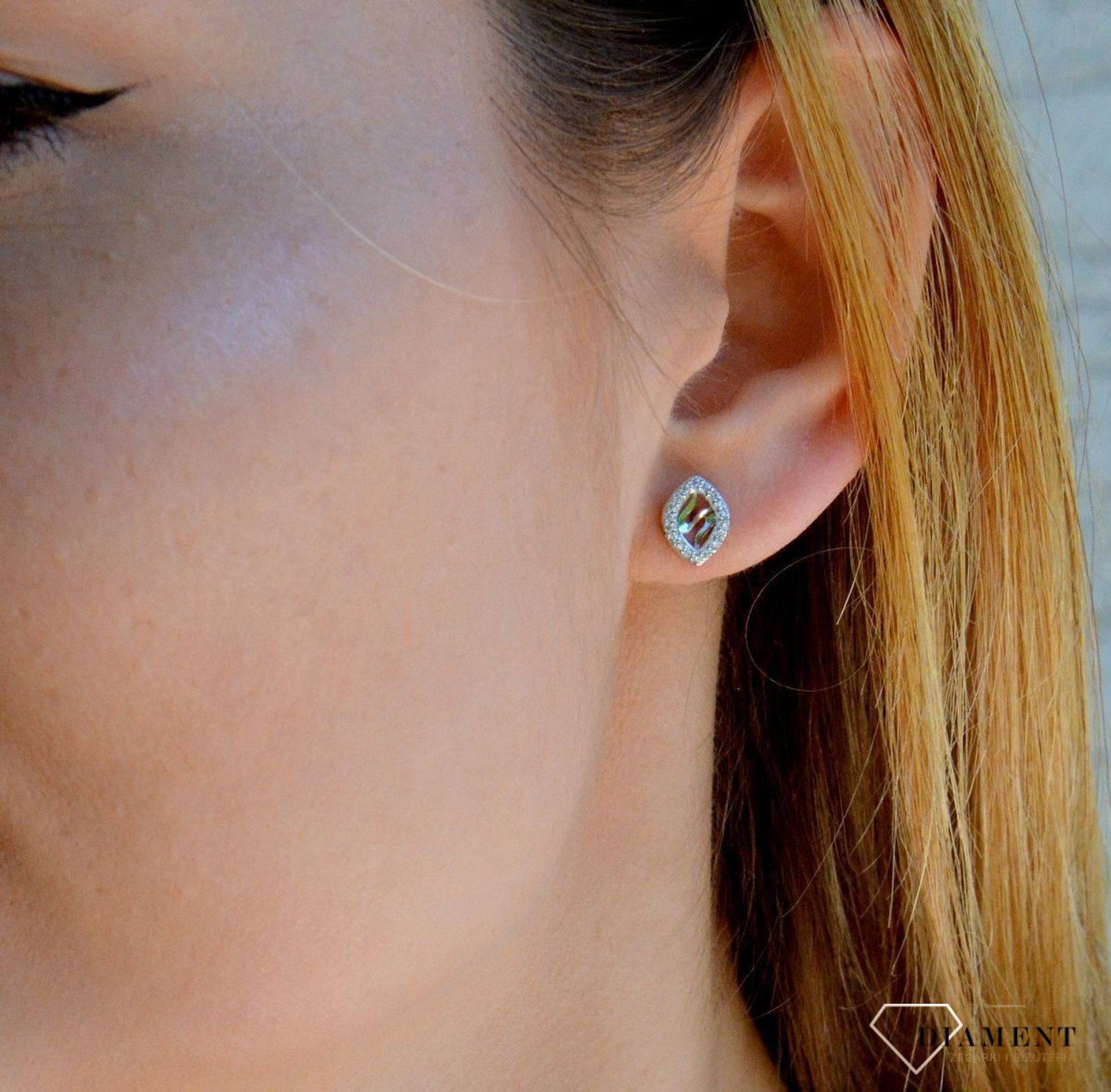 Srebrne kolczyki w kształcie łezki z cyrkoniami wkrętki DIA-KLC-9412-925. Kolczyki o kształcie łezki z cyrkoniami. Piękne kolczyki z wygodnym zapięciem na sztyft to doskonała propozycja dla osób szukających gustownej klasyki..jpg