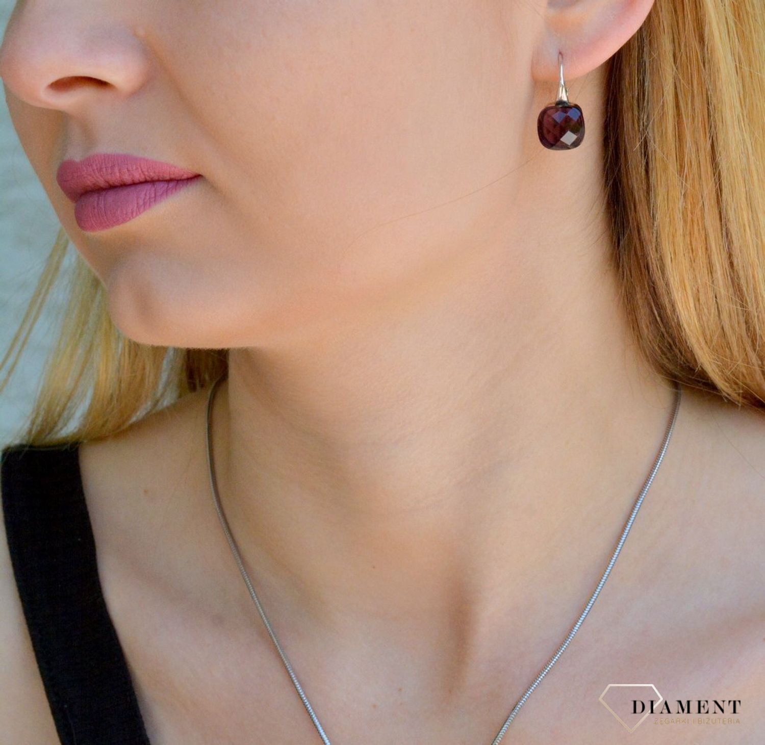 Srebrne kolczyki damskie fioletowe kwadraciki DIA-KLC-9417-925.  Kolczyki w kształcie kwadratu składające się z dużej cyrkonii we fioletowym kolorze. Kolczyki z wygodnym zapięciem na bigiel. Idealne na prezent..jpg