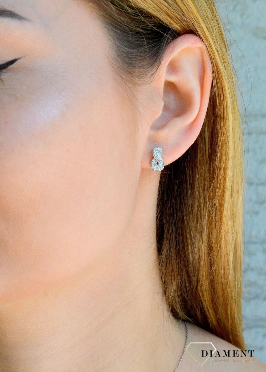 Kolczyki srebrne znak nieskończoności wkrętki DIA-KLC-9418-925. Kolczyki z modnym motywem jakim jest znak nieskończoności to dos.jpg