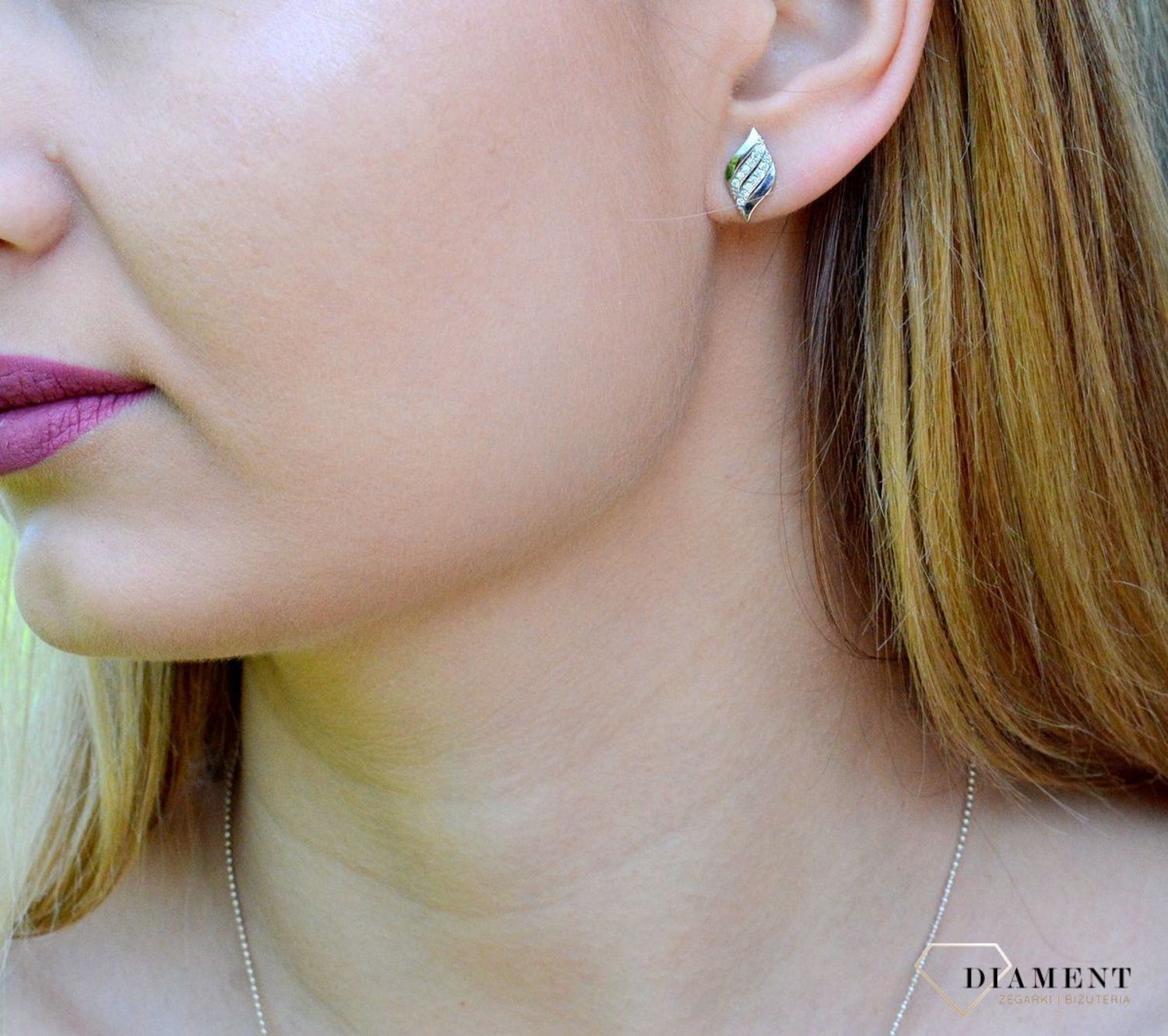 Srebrne kolczyki damskie z cyrkoniami wkrętki DIA-KLC-9422-925. Kolczyki z wygodnym zapięciem na sztyft. Całość wykonana z najwyższej jakości srebra próby 925. Biżuteria to świetny pomysł na prezent. Srebrne kolczyki o bardzo.jpg