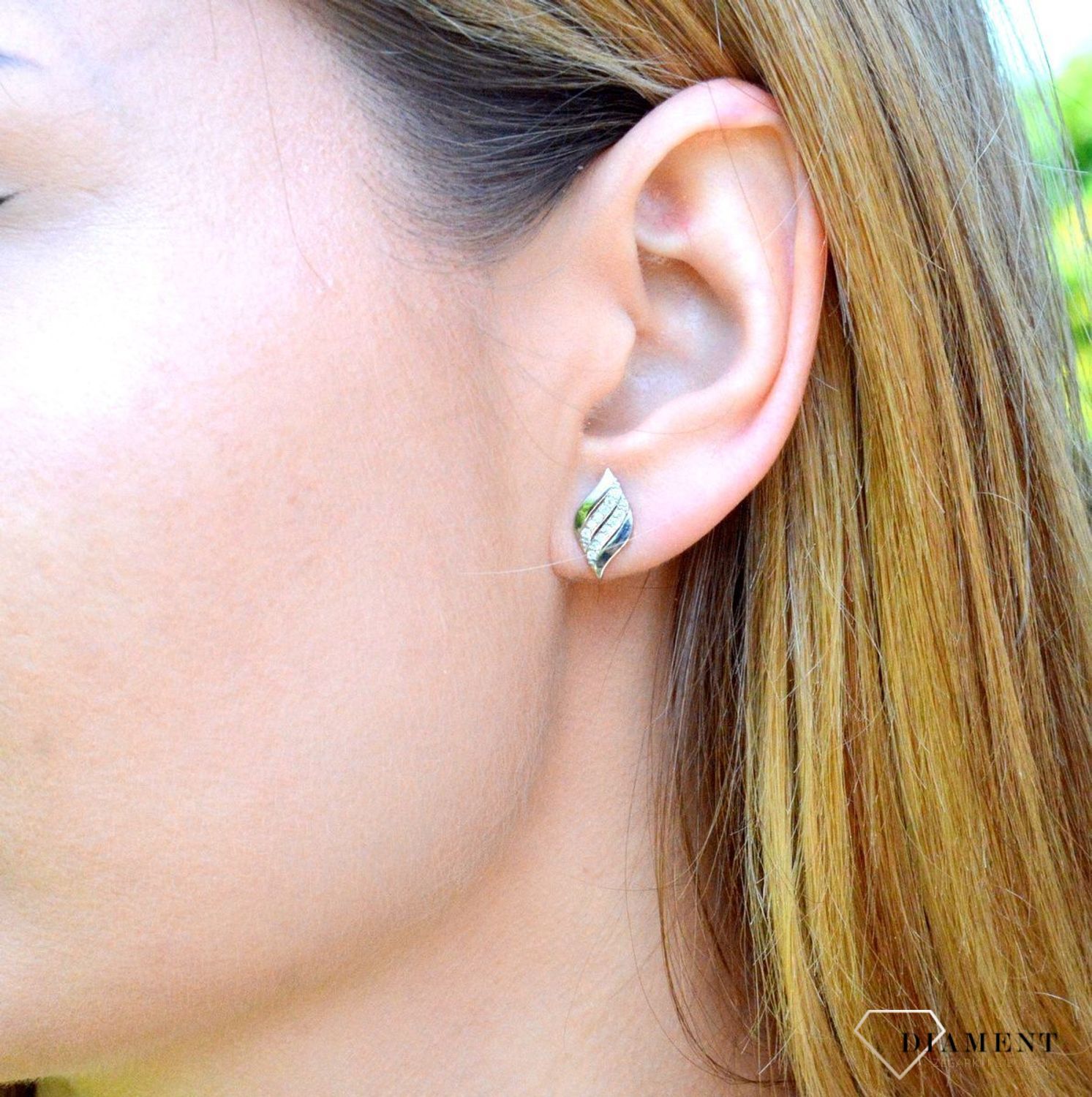 Srebrne kolczyki damskie z cyrkoniami wkrętki DIA-KLC-9422-925. Kolczyki z wygodnym zapięciem na sztyft. Całość wykonana z najwyższej jakości srebra próby 925. Biżuteria to świetny pomysł na prezent. Srebrne kolczyki o bardzo.jpg