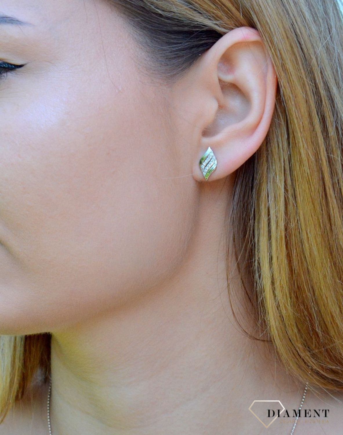 Srebrne kolczyki damskie z cyrkoniami wkrętki DIA-KLC-9422-925. Kolczyki z wygodnym zapięciem na sztyft. Całość wykonana z najwyższej jakości srebra próby 925. Biżuteria to świetny pomysł na prezent. Srebrne kolczyki o bardzo.jpg