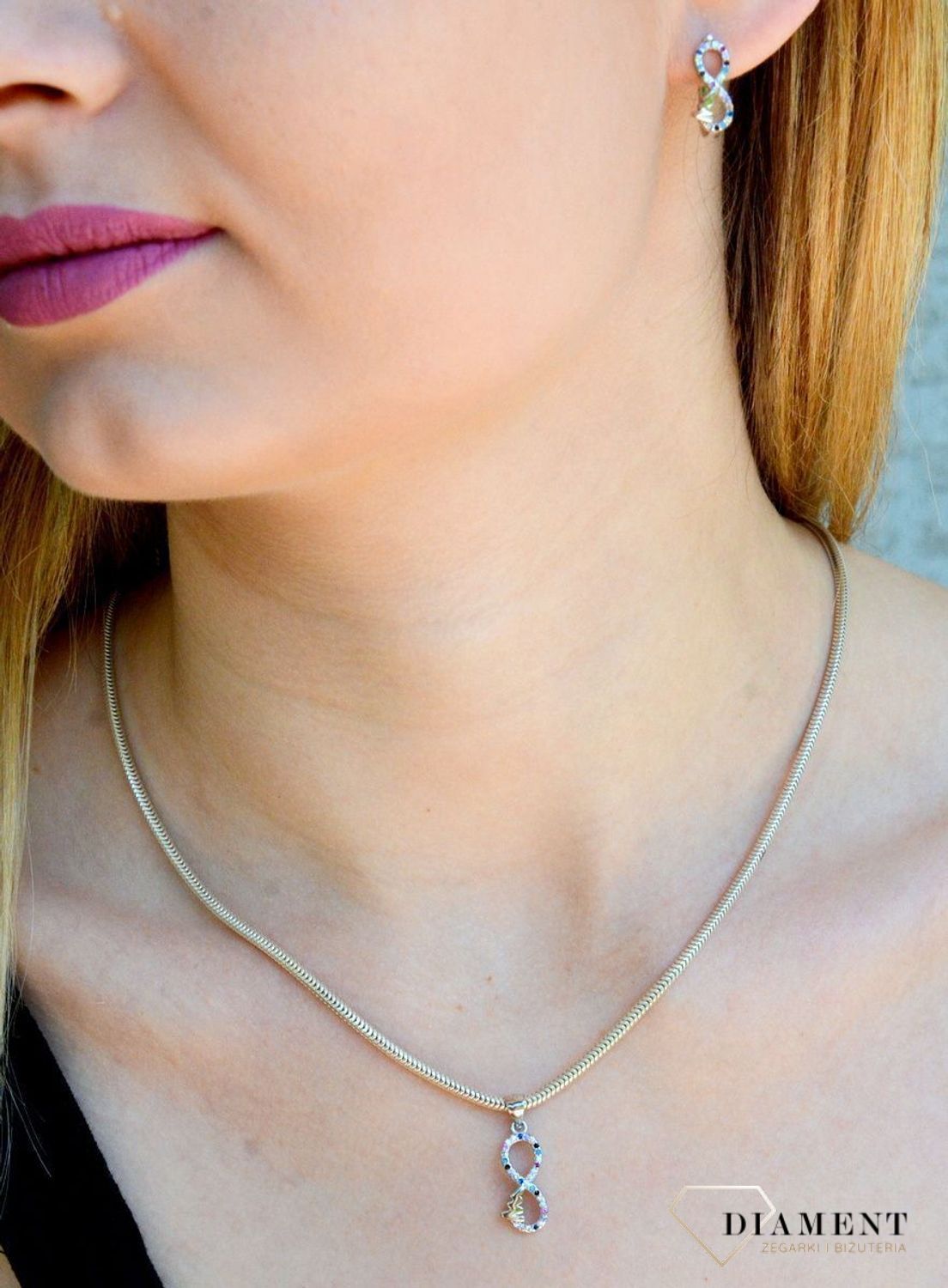 Srebrne kolczyki nieskończoność z kolorowymi cyrkoniami DIA-KLC-9423-925. Kolczyki z wygodnym zapięciem angielskim. Całość wykonana z najwyższej jakości srebra próby 925. Biżuteria to świetny pomysł na prezent..jpg