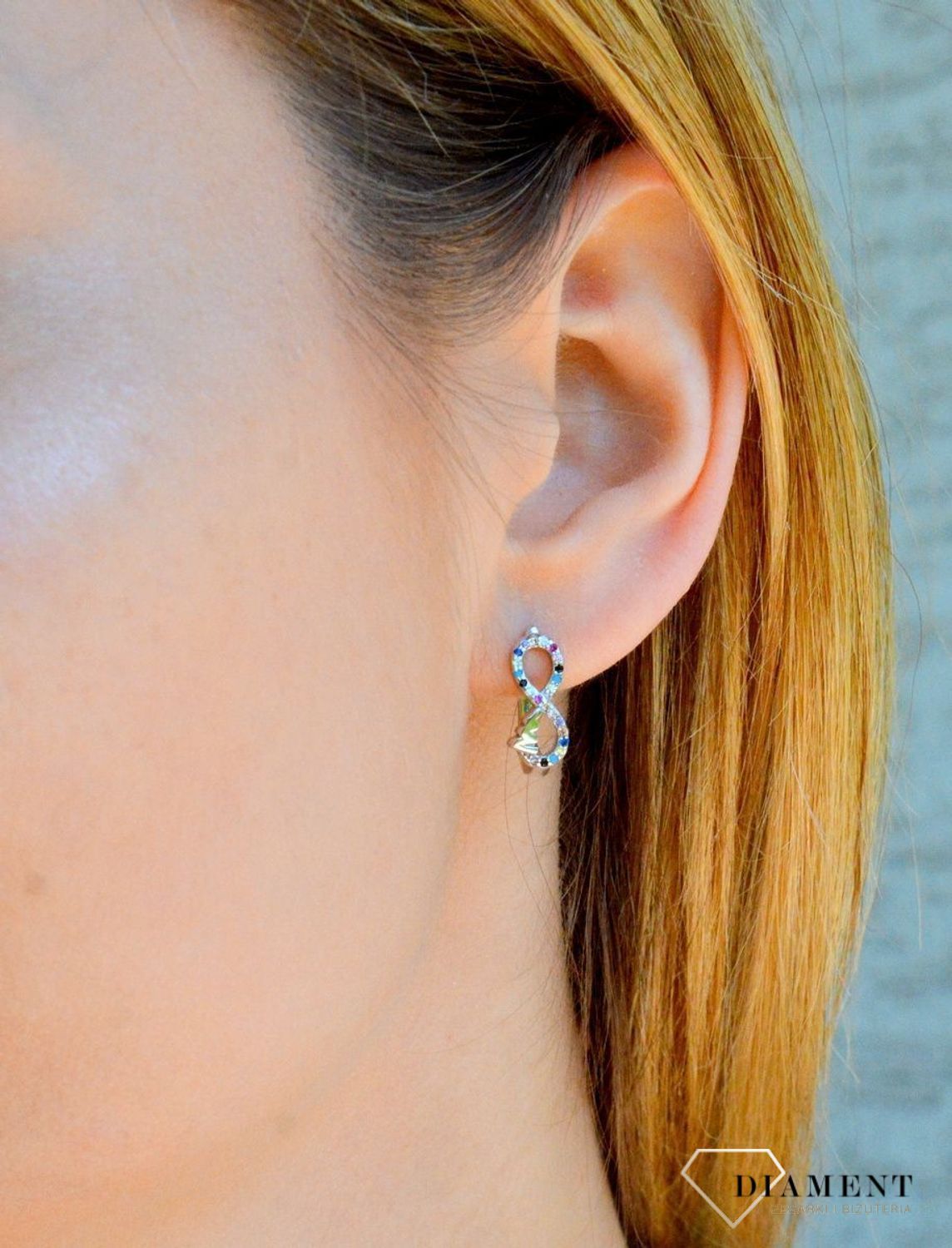 Srebrne kolczyki nieskończoność z kolorowymi cyrkoniami DIA-KLC-9423-925. Kolczyki z wygodnym zapięciem angielskim. Całość wykonana z najwyższej jakości srebra próby 925. Biżuteria to świetny pomysł na prezent..jpg