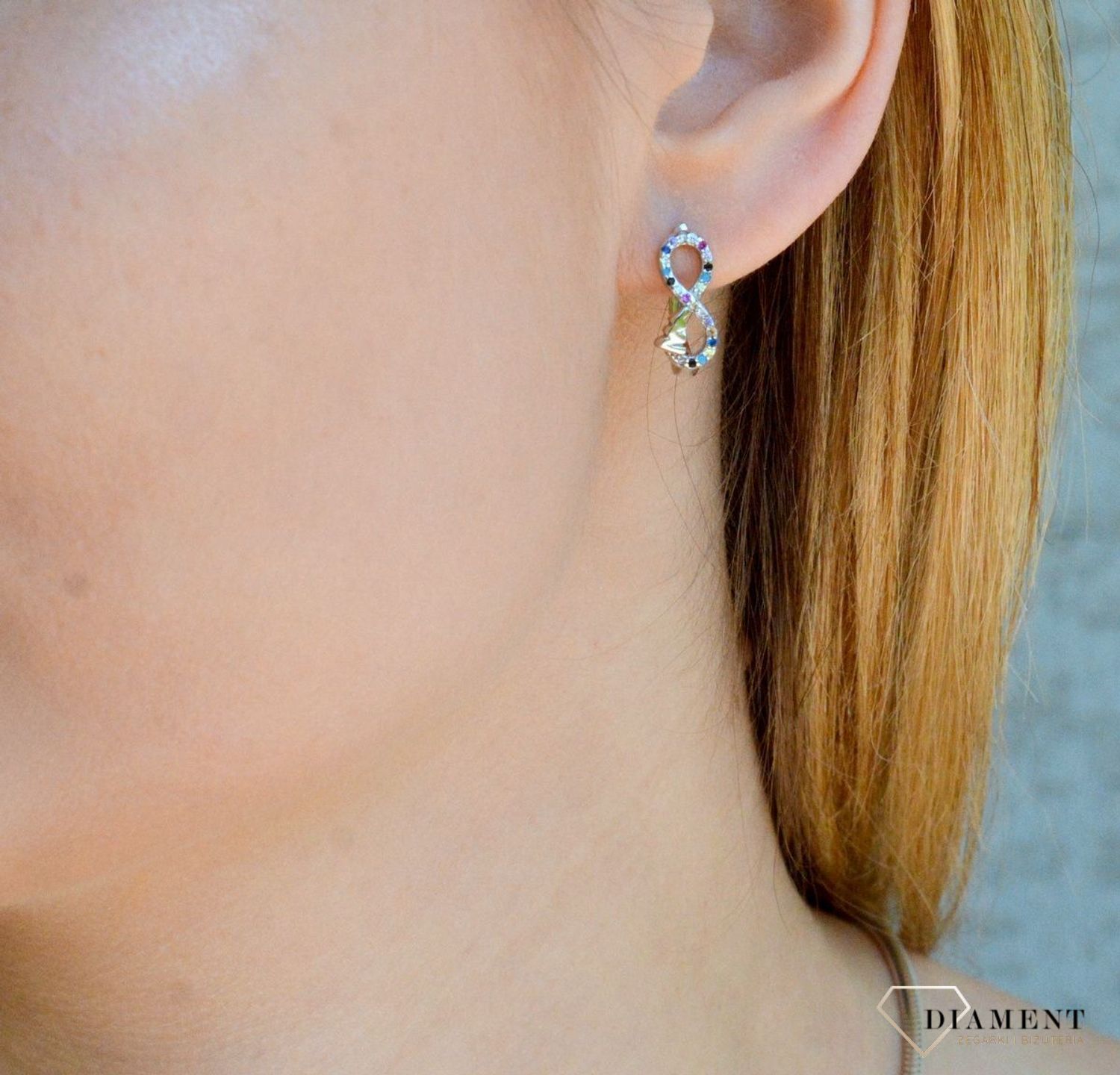 Srebrne kolczyki nieskończoność z kolorowymi cyrkoniami DIA-KLC-9423-925. Kolczyki z wygodnym zapięciem angielskim. Całość wykonana z najwyższej jakości srebra próby 925. Biżuteria to świetny pomysł na prezent..jpg