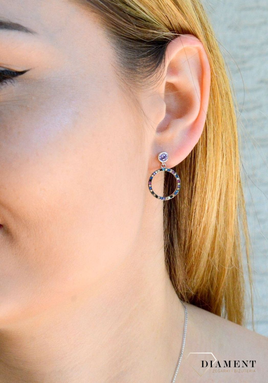 Srebrne kolczyki kółka wiszące z kolorowymi cyrkoniami DIA-KLC-9425-925. Doskonale odnajdą się w kolekcji kobiety ceniącej wyjątkową biżuterię lub niecodzienne formy. Kolczyki posiadają wygodne zapięcia na sztyft. To bardzo do.jpg
